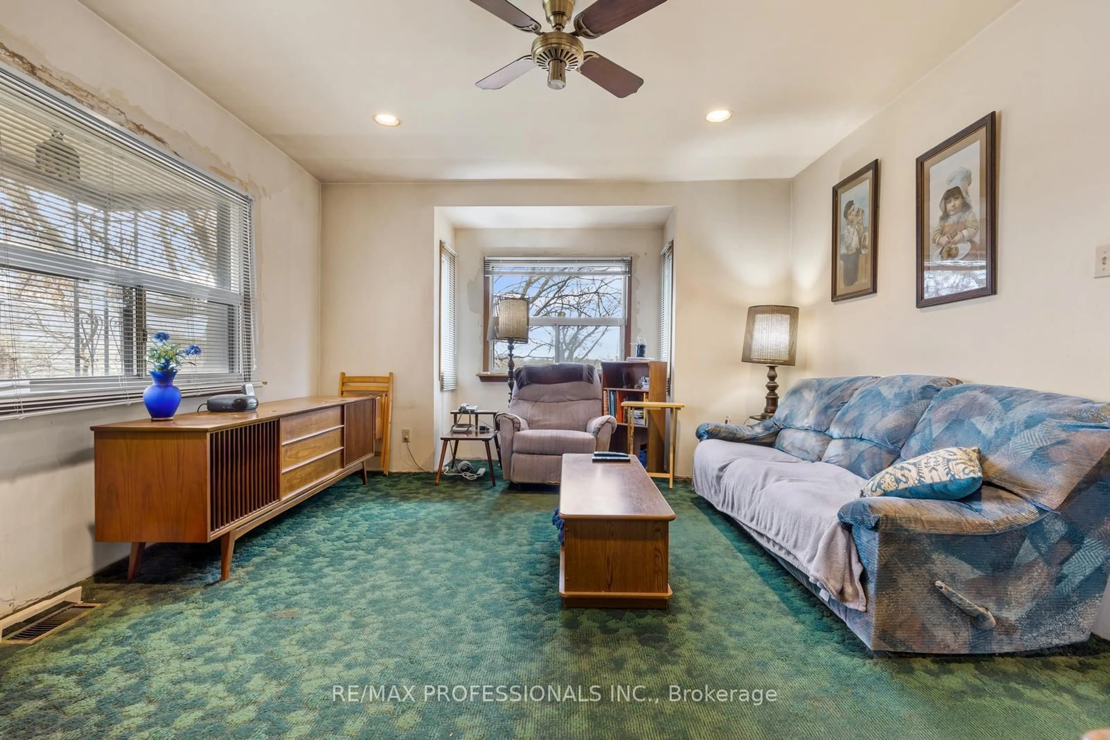 Living room with furniture, carpet floor for 16 Cliff St, Toronto Ontario M6N 4L6