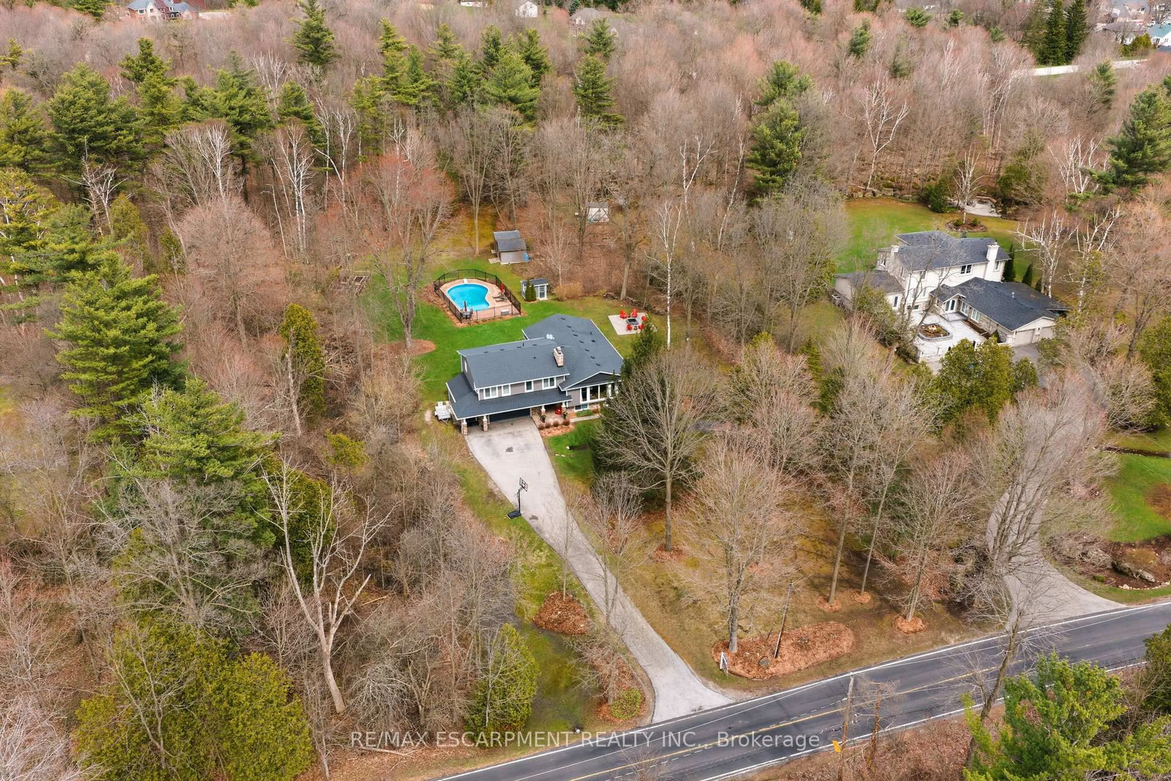 A pic from outside/outdoor area/front of a property/back of a property/a pic from drone, unknown for 6685 MCNIVEN Rd, Burlington Ontario L7P 0K2