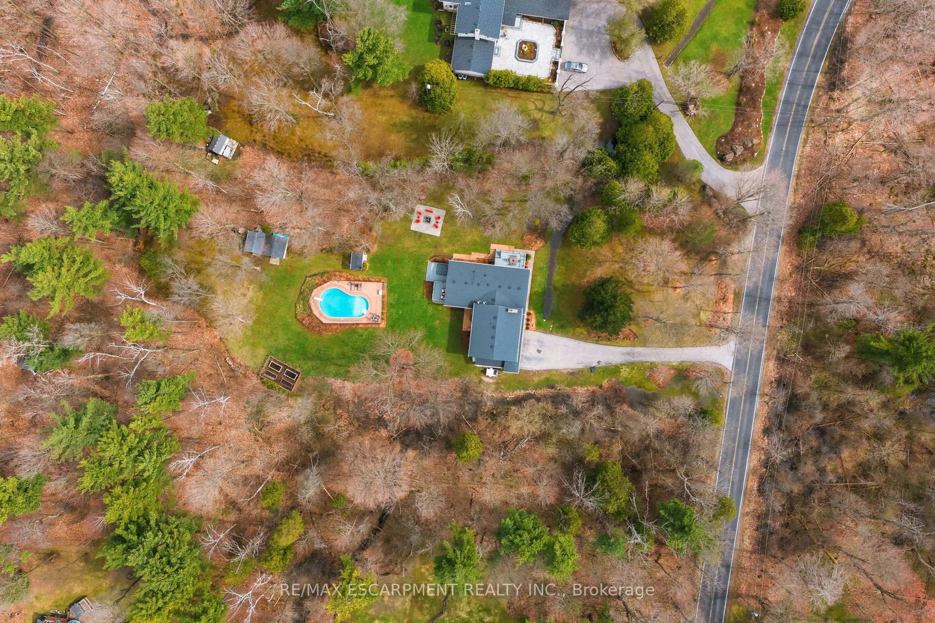 A pic from outside/outdoor area/front of a property/back of a property/a pic from drone, unknown for 6685 MCNIVEN Rd, Burlington Ontario L7P 0K2