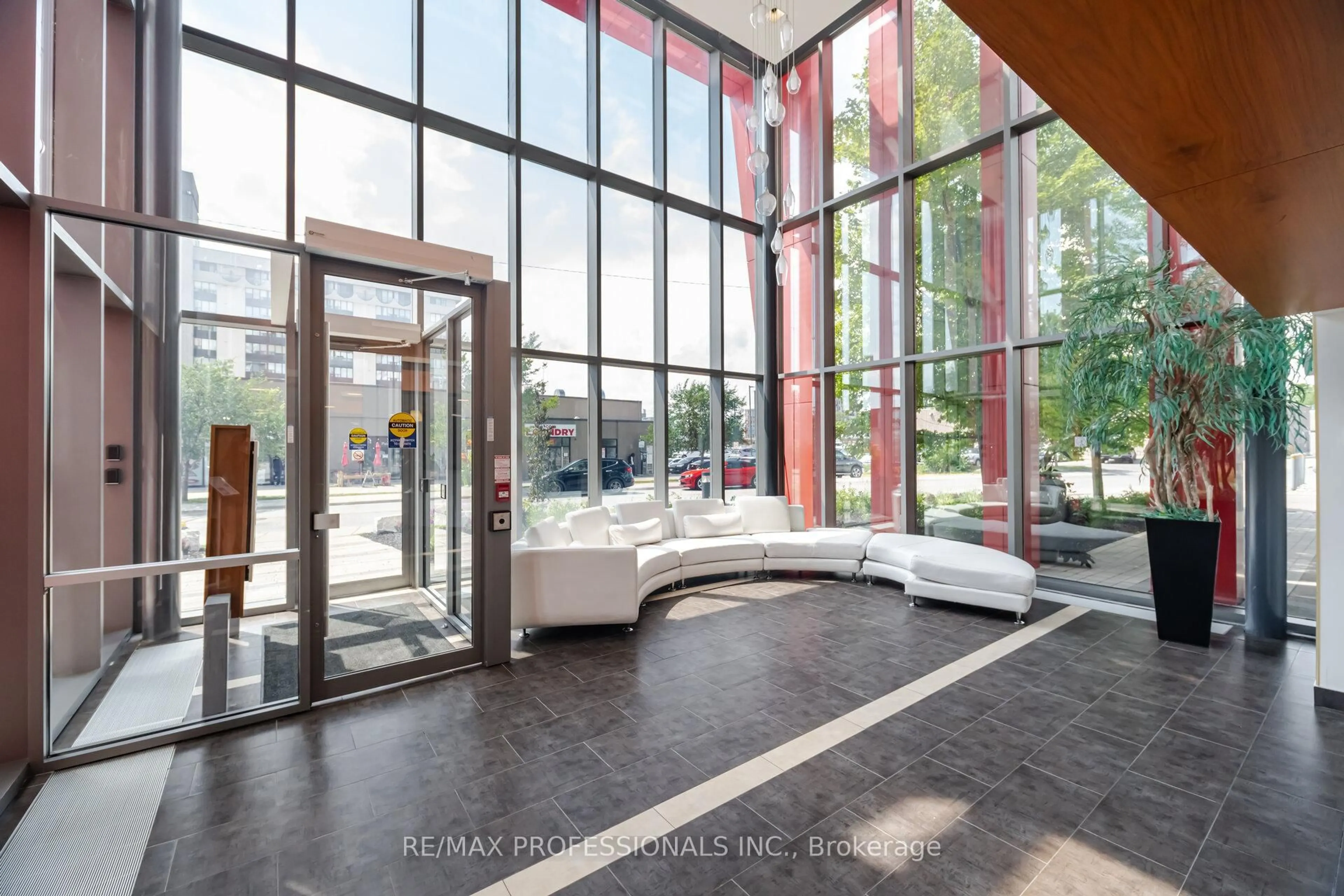 Indoor foyer for 15 James Finlay Way #922, Toronto Ontario M3M 0B3
