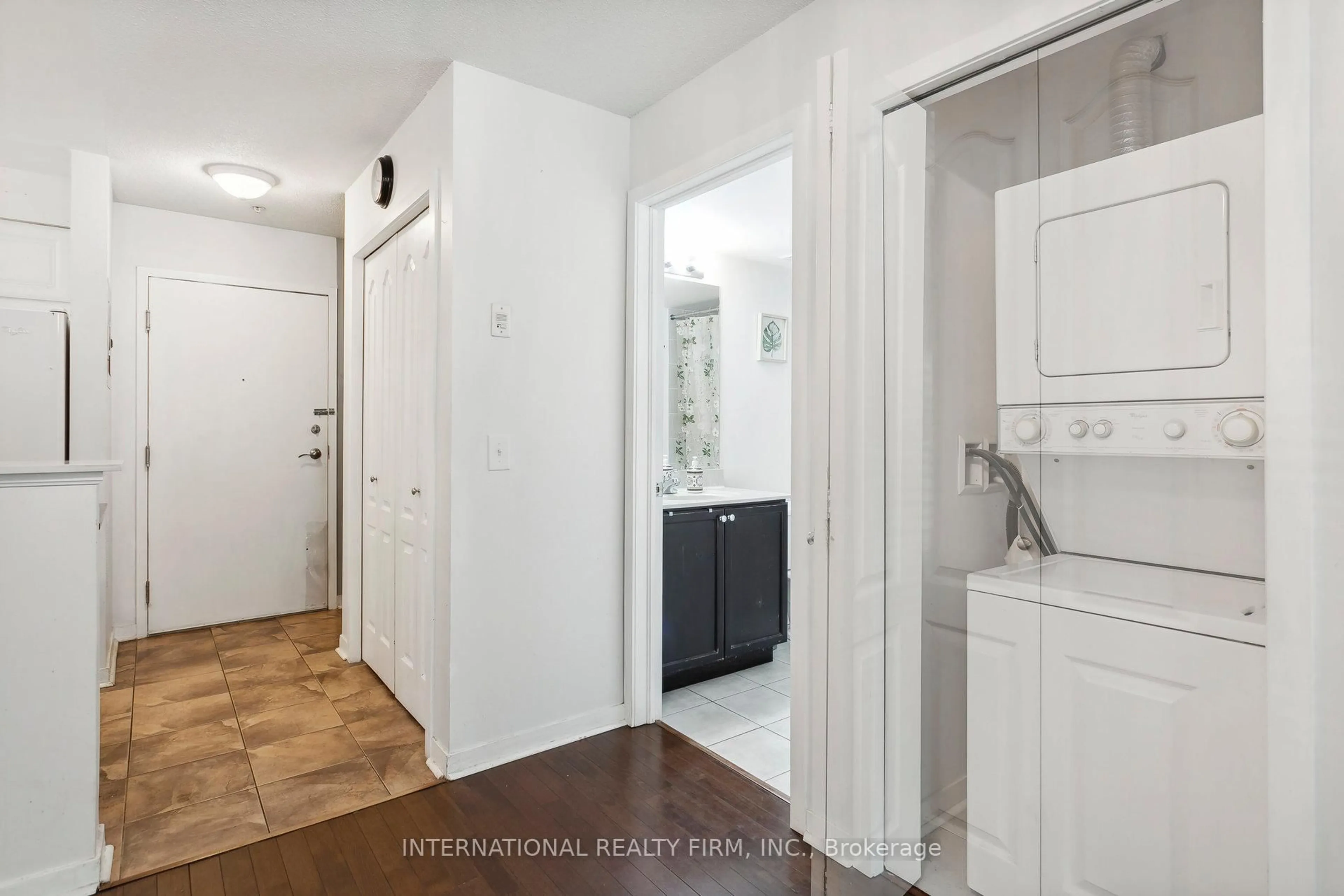 Indoor entryway for 6 Dayspring Circ #2113, Brampton Ontario L6P 2Z6