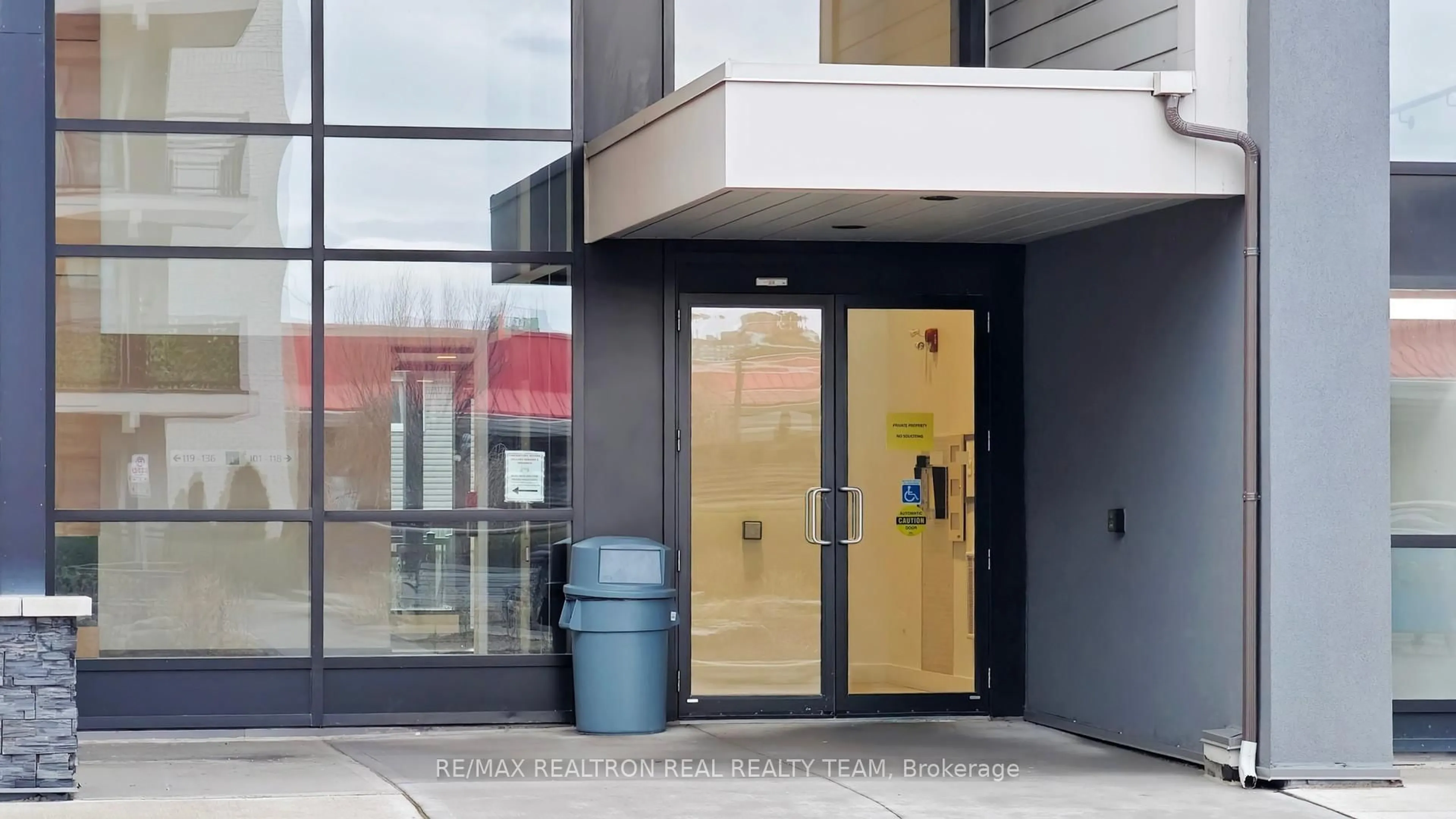 Indoor foyer for 3170 Erin Mills Pkwy #332, Mississauga Ontario L5L 0B6