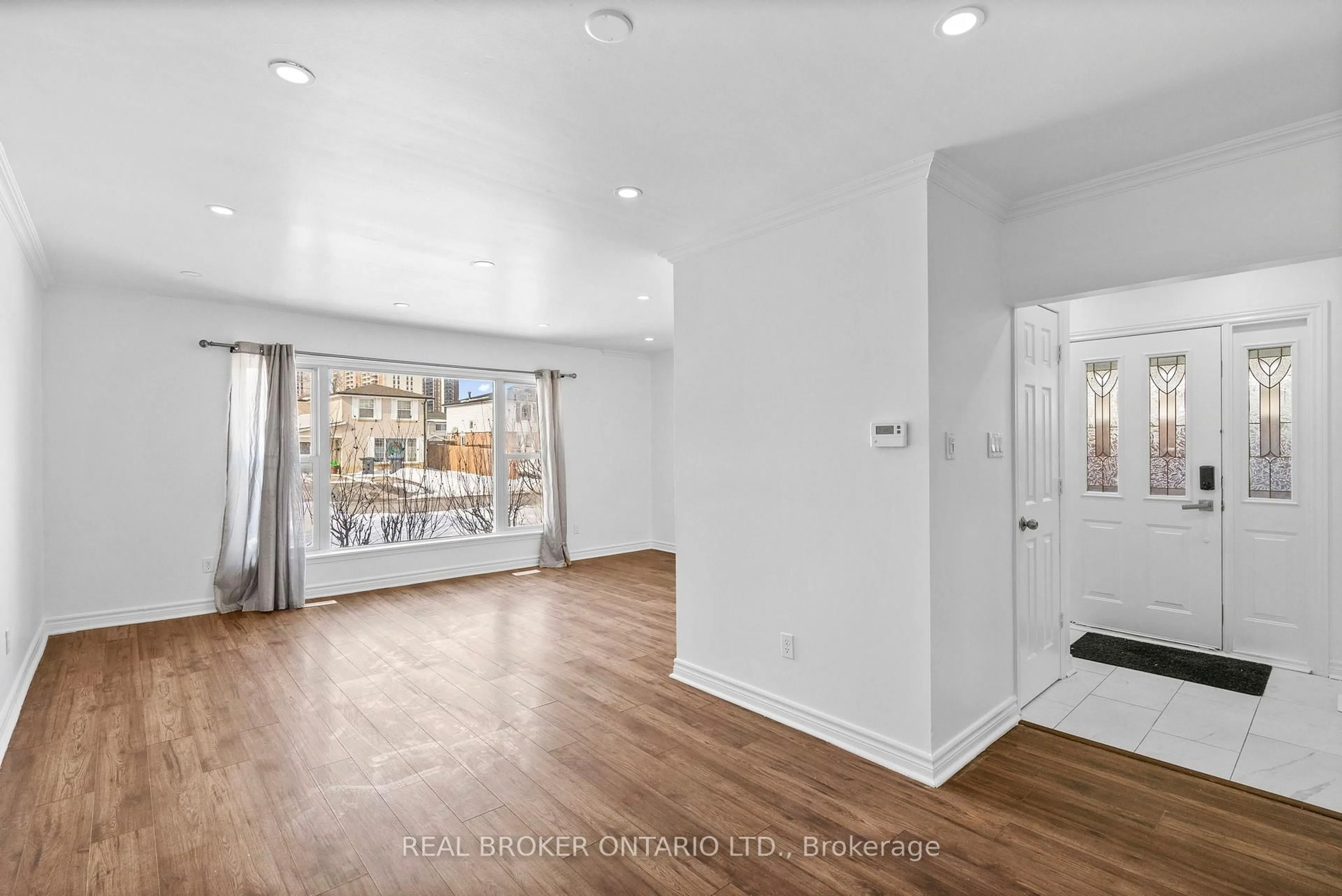 Indoor entryway for 11 Cathcart Cres, Brampton Ontario L6T 2A4