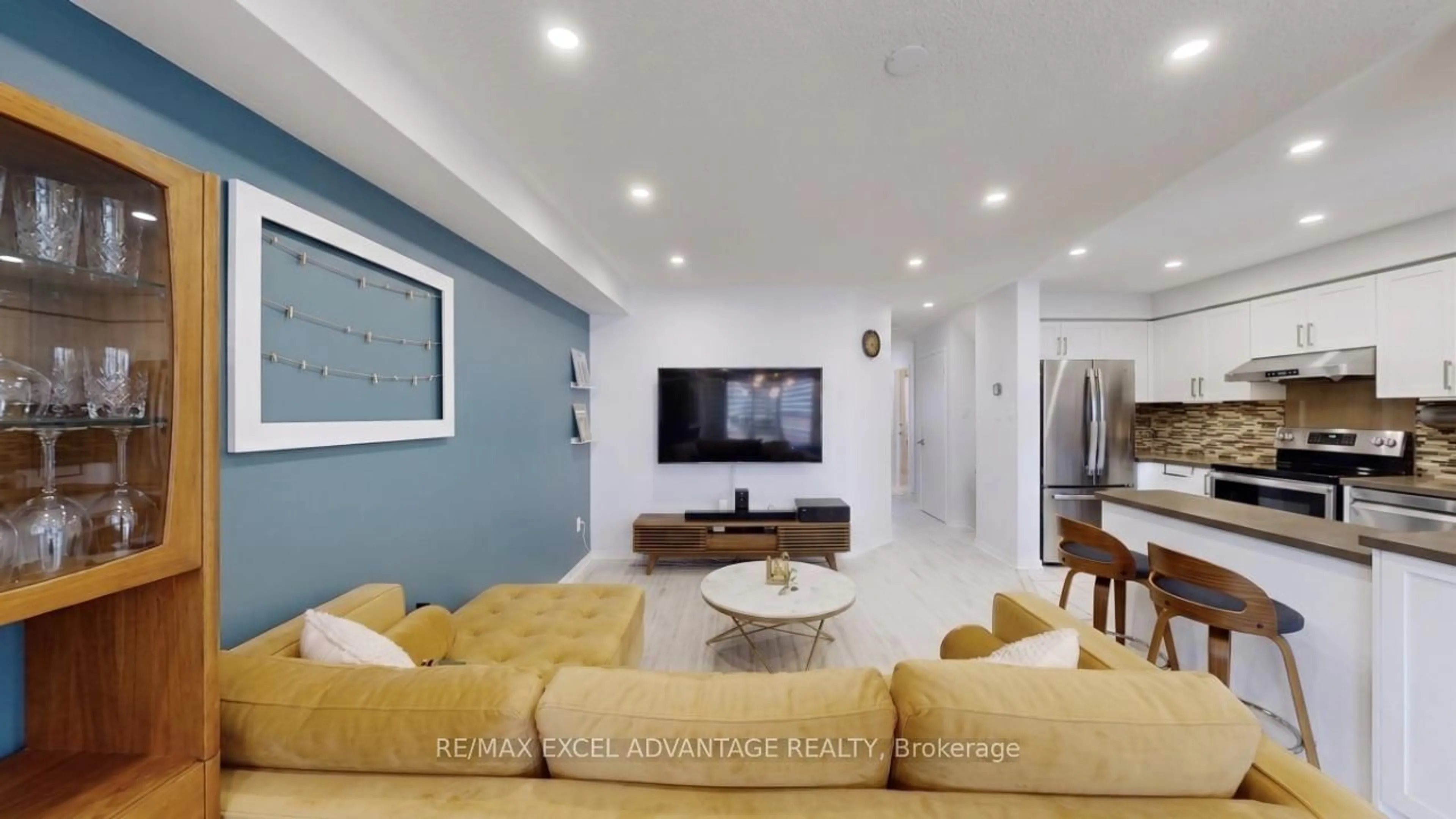 Living room with furniture, unknown for 5950 Glen Erin Dr #43, Mississauga Ontario L5M 6J1