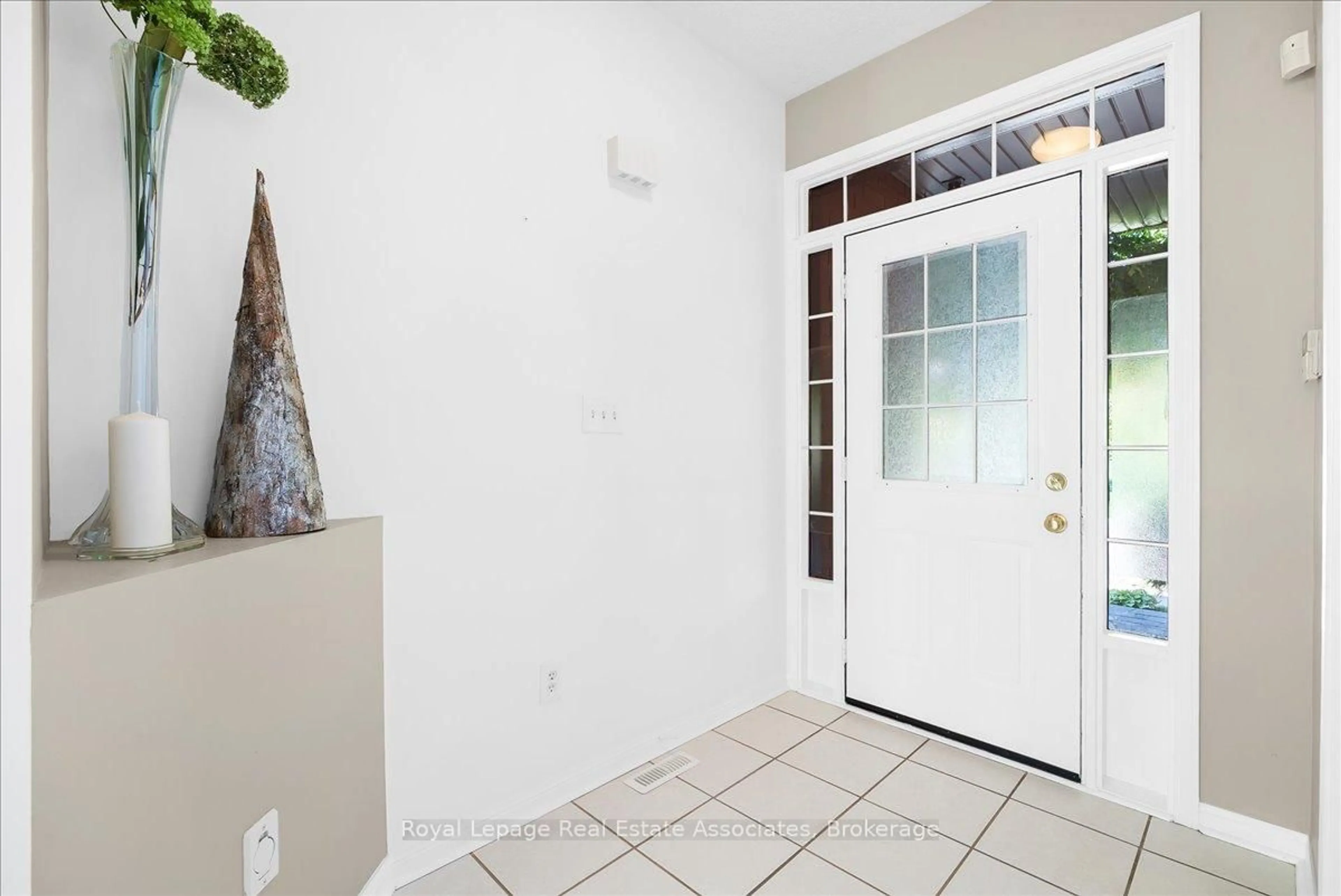 Indoor entryway for 1578 French Gdns, Milton Ontario L9T 5L5