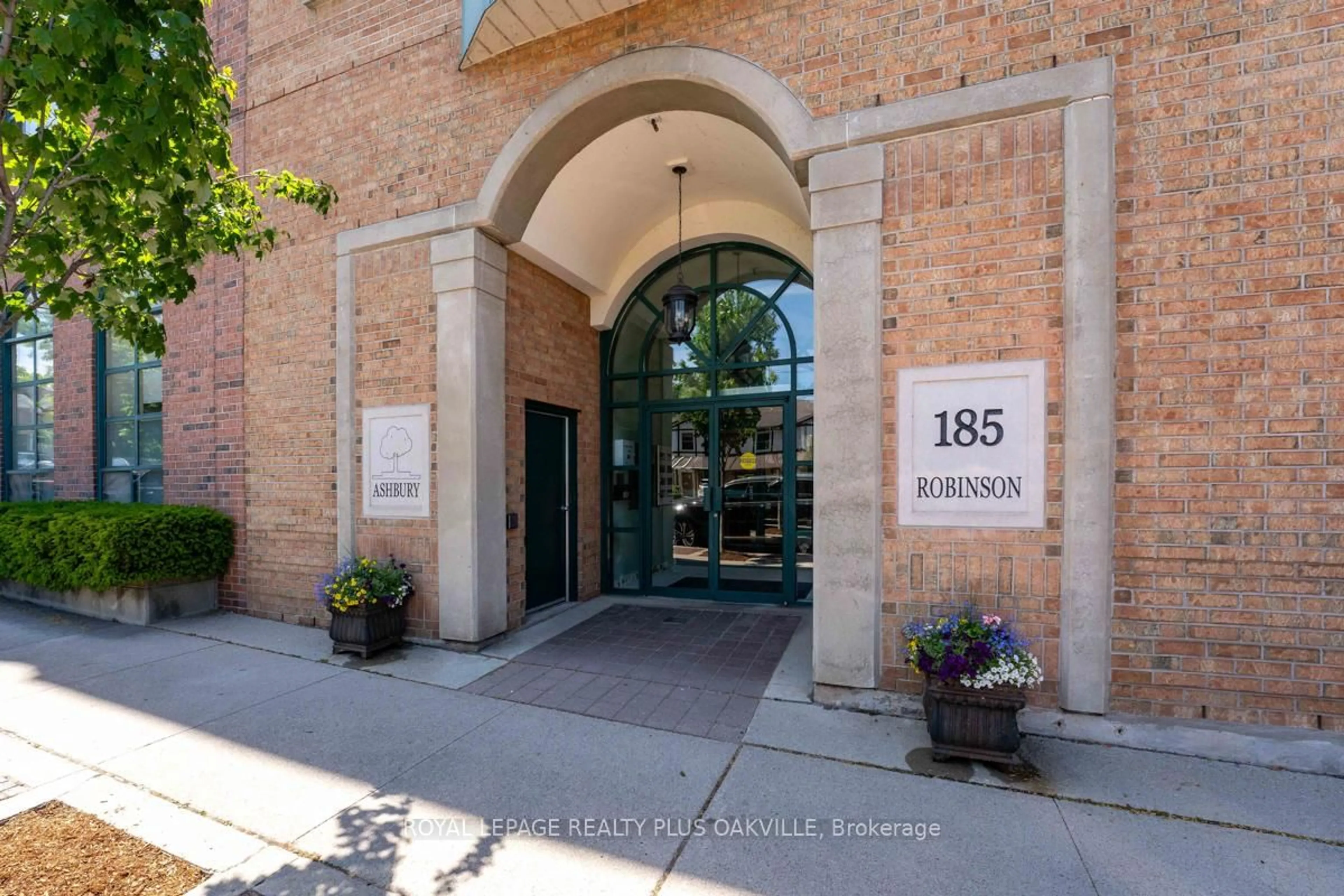 Indoor foyer for 185 Robinson St #315, Oakville Ontario L6J 7P6
