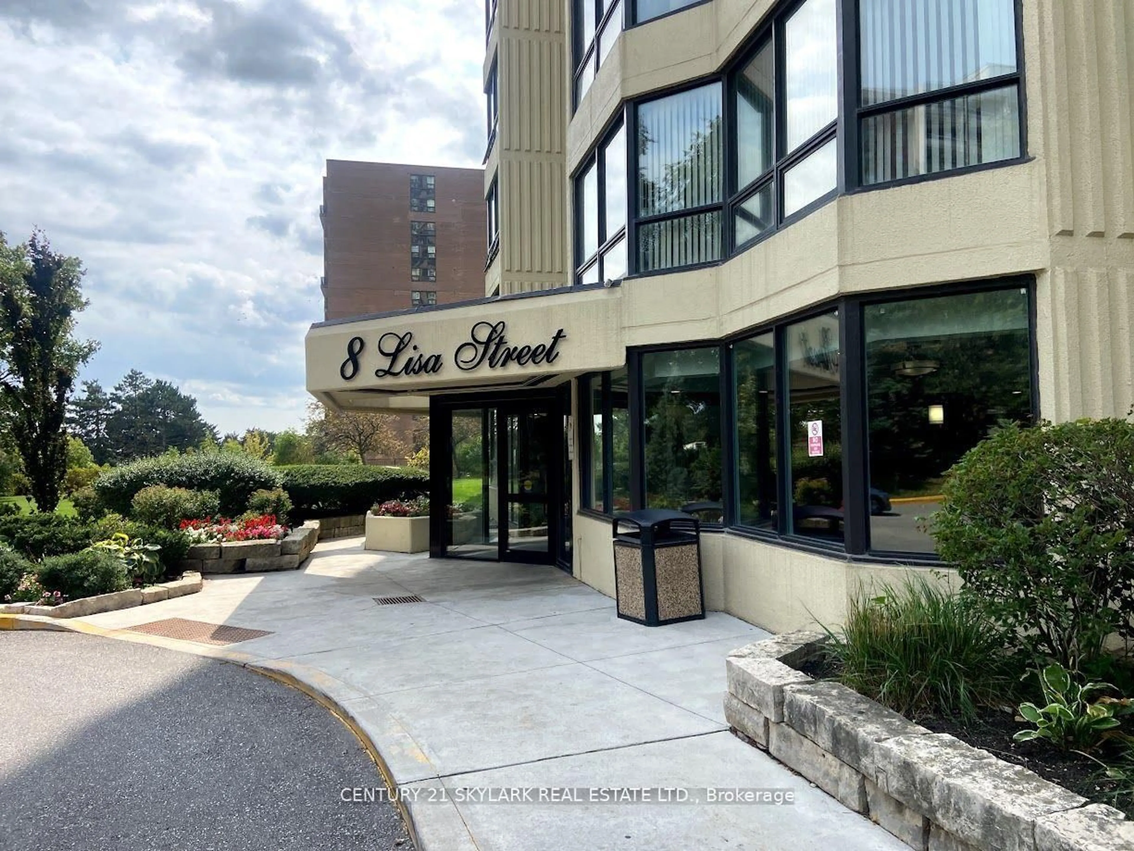 Indoor foyer for 8 Lisa St #706, Brampton Ontario L6Y 3V1