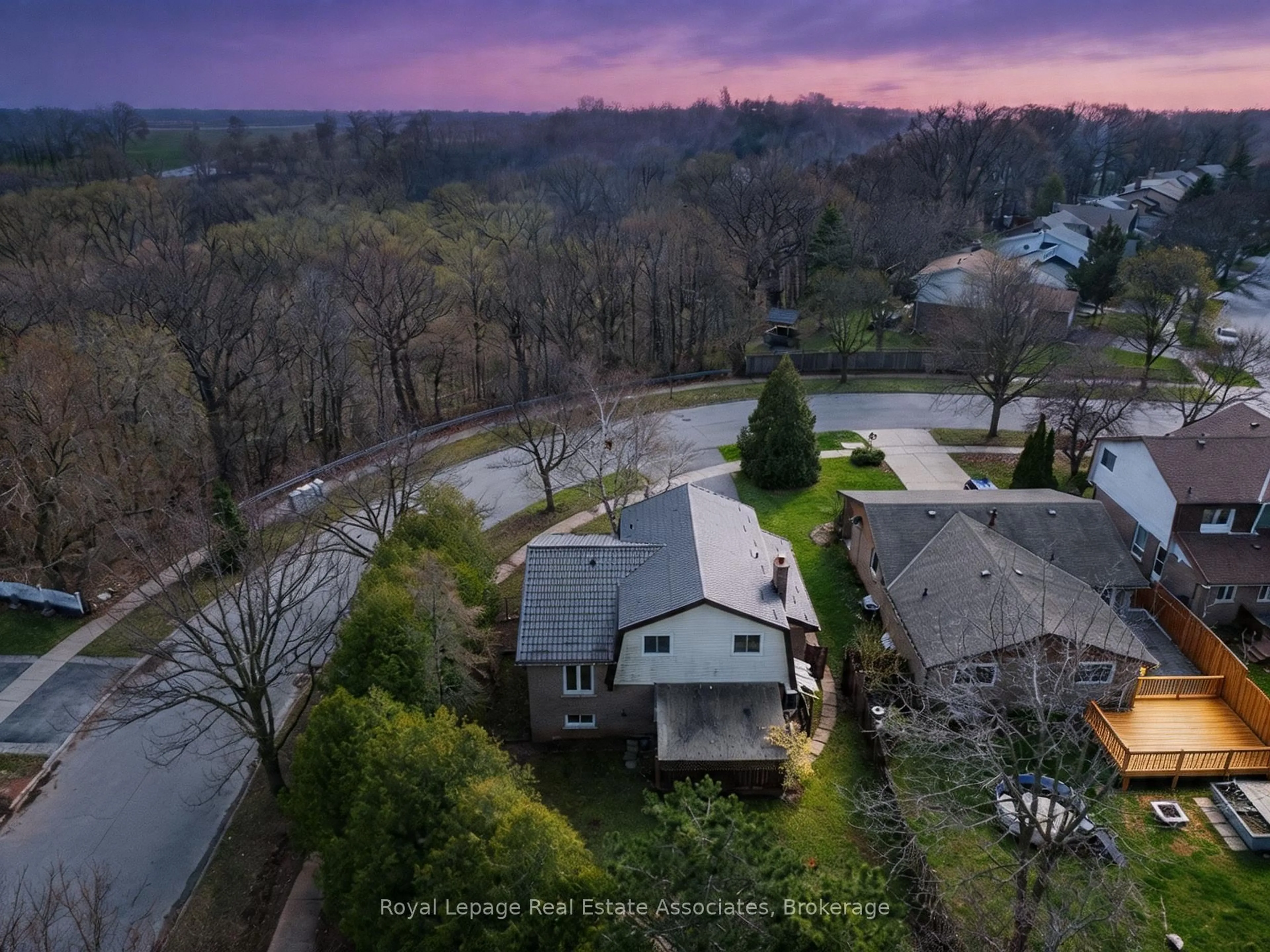 A pic from outside/outdoor area/front of a property/back of a property/a pic from drone, unknown for 471 Valhalla Crt, Oakville Ontario L6L 5M5