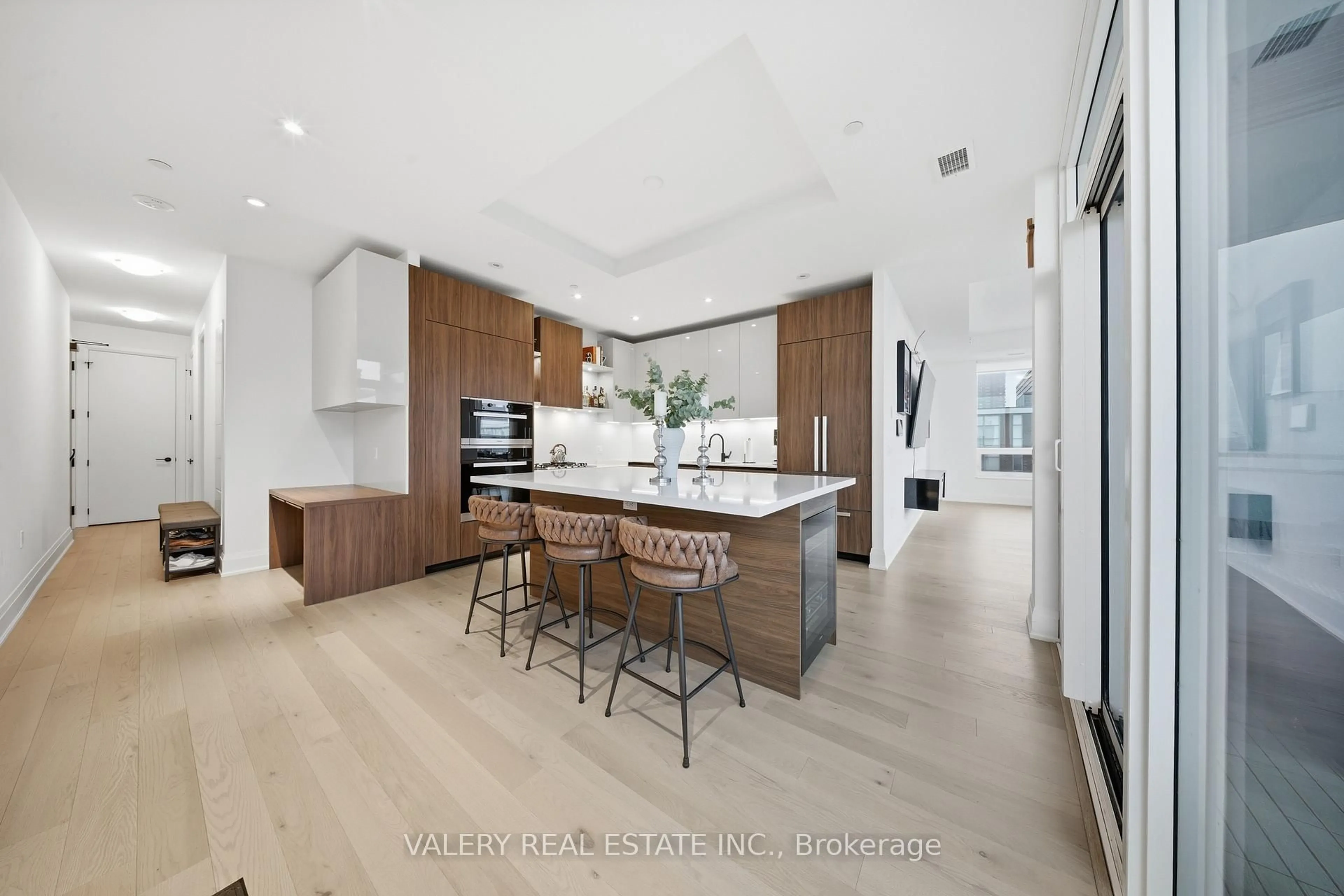 Open concept kitchen, ceramic/tile floor for 55 Port St #504, Mississauga Ontario L5G 4P3