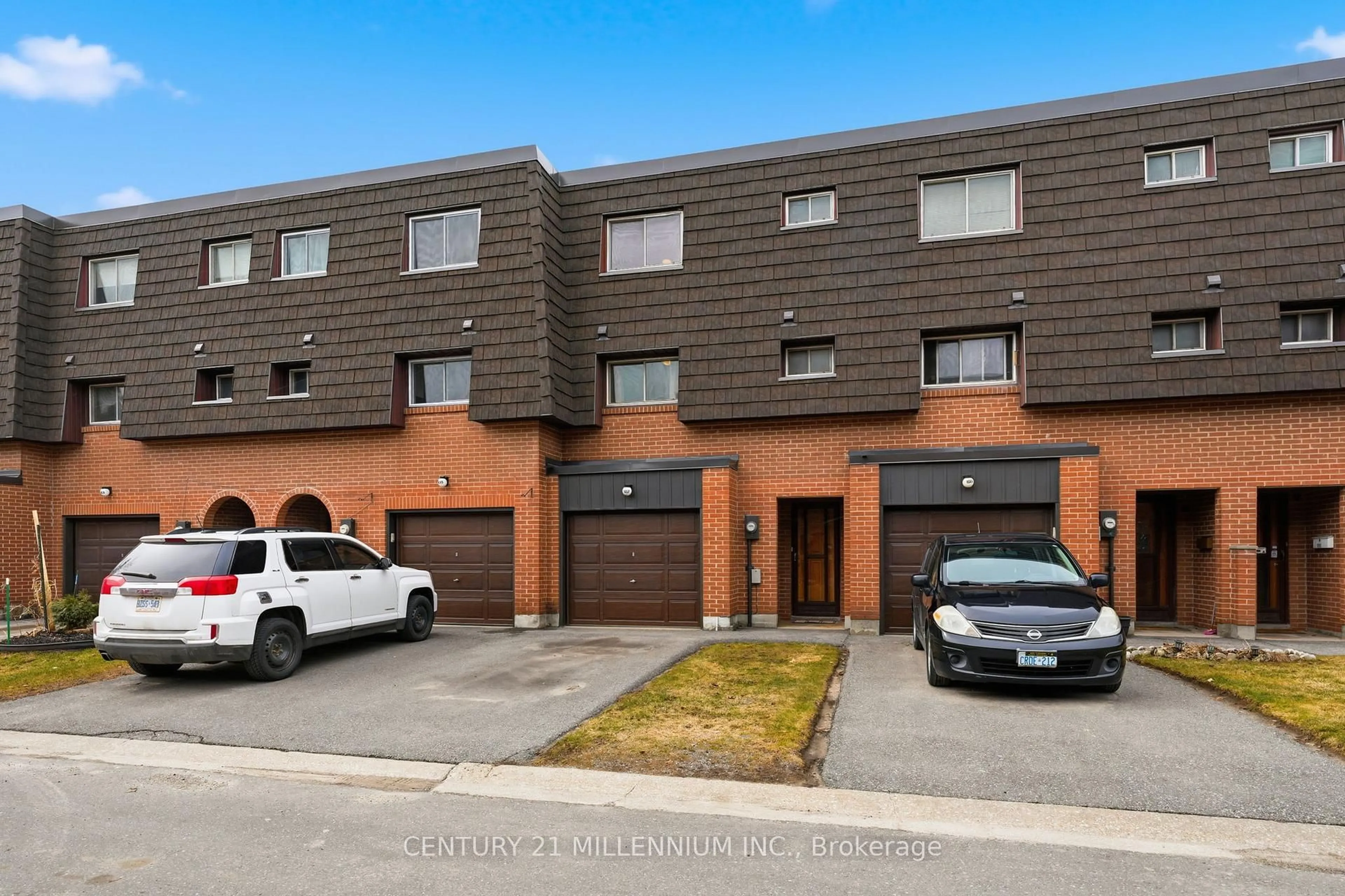 A pic from outside/outdoor area/front of a property/back of a property/a pic from drone, street for 107 Darras Crt, Brampton Ontario L6T 1W7