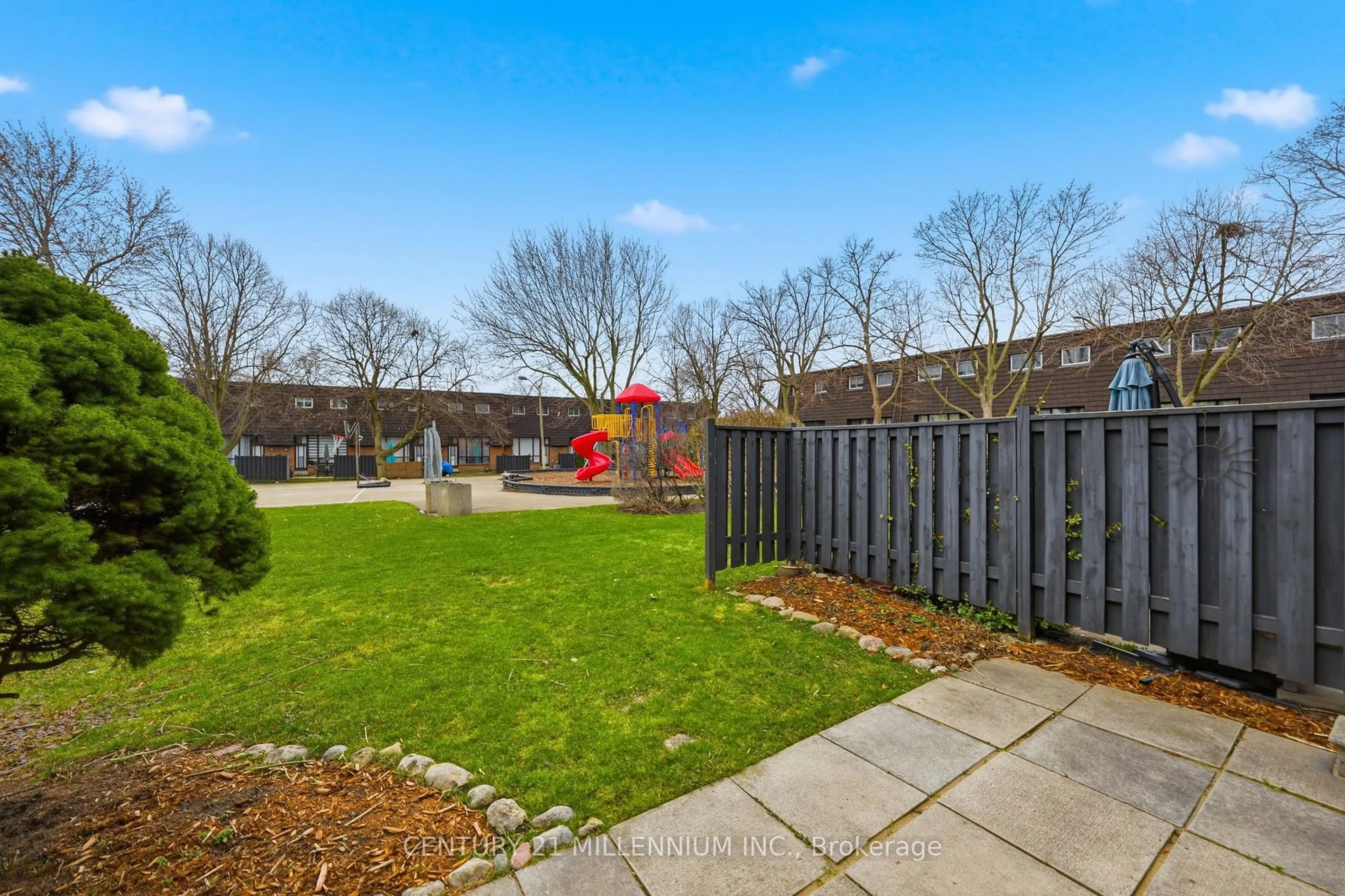 A pic from outside/outdoor area/front of a property/back of a property/a pic from drone, street for 107 Darras Crt, Brampton Ontario L6T 1W7