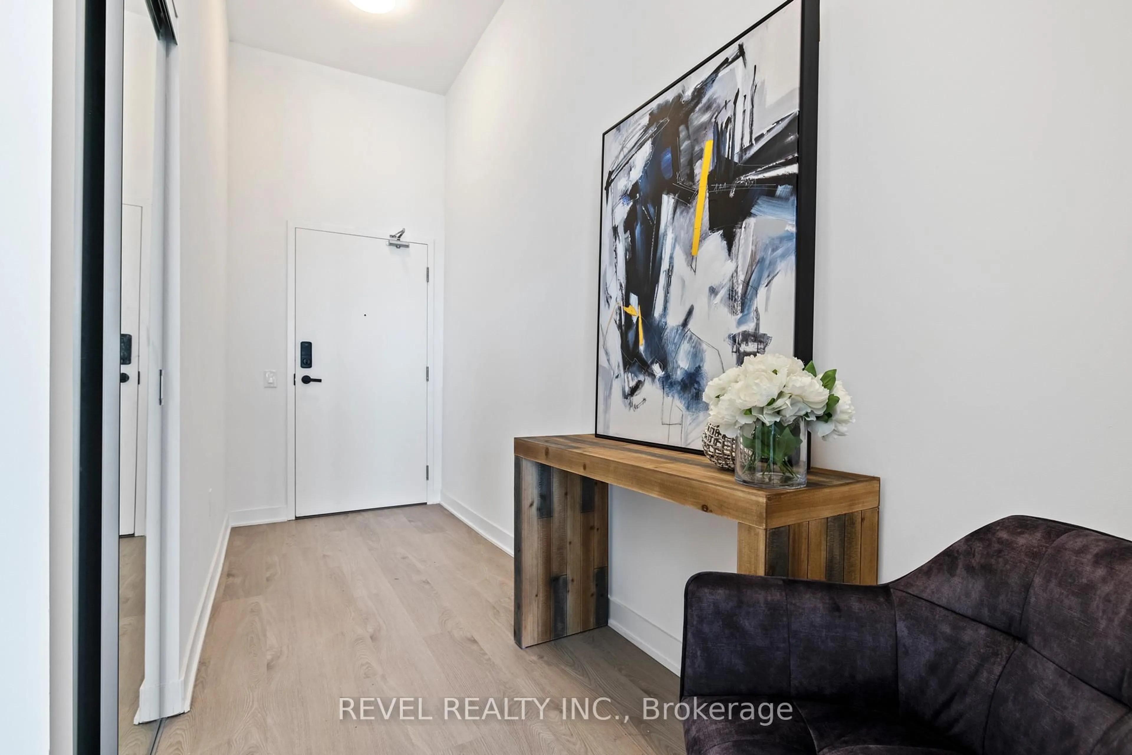 Indoor entryway for 3900 Confederation Pkwy #2408, Mississauga Ontario L5B 0M3