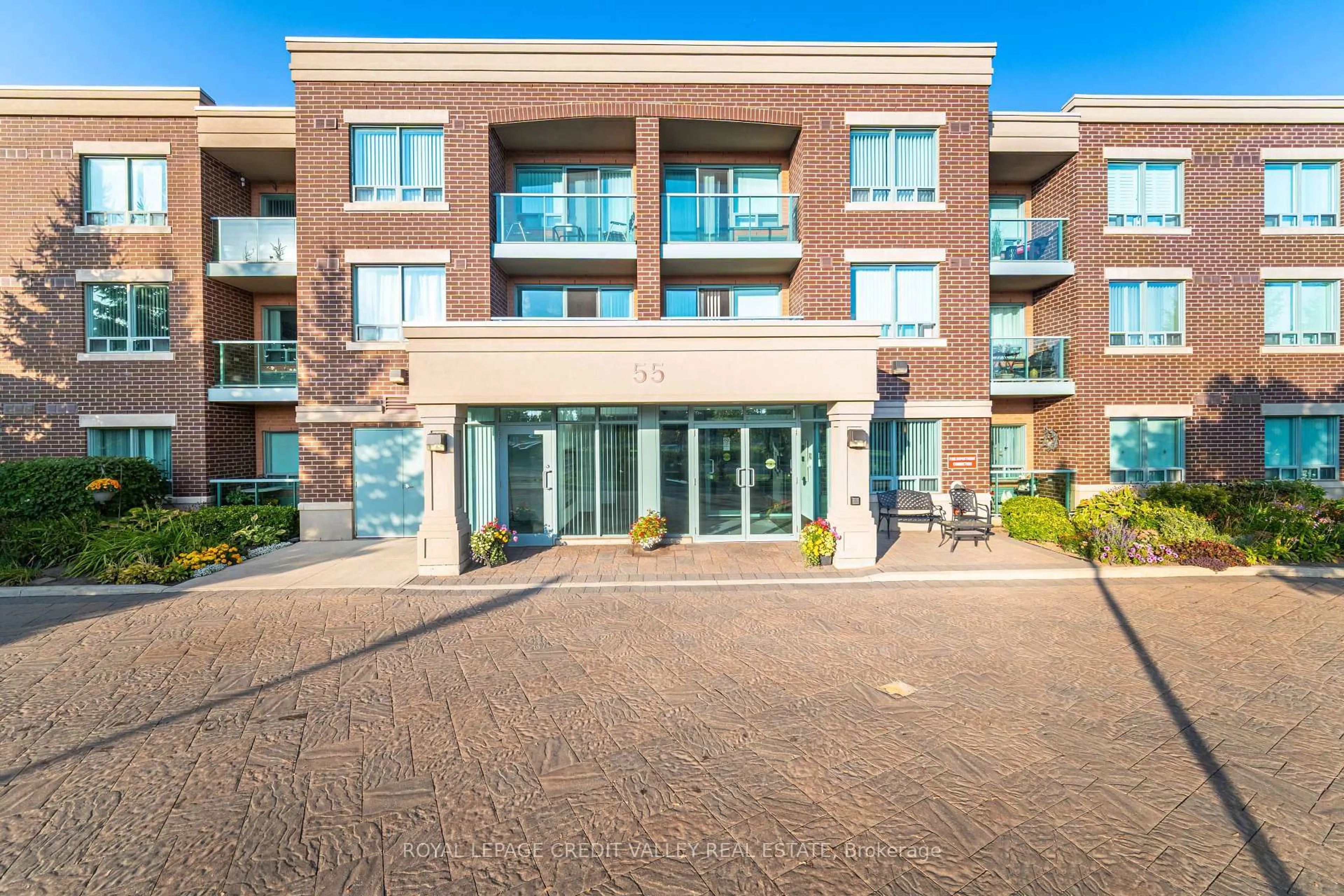 Patio, building for 55 Via Rosedale #103, Brampton Ontario L6P 0V1