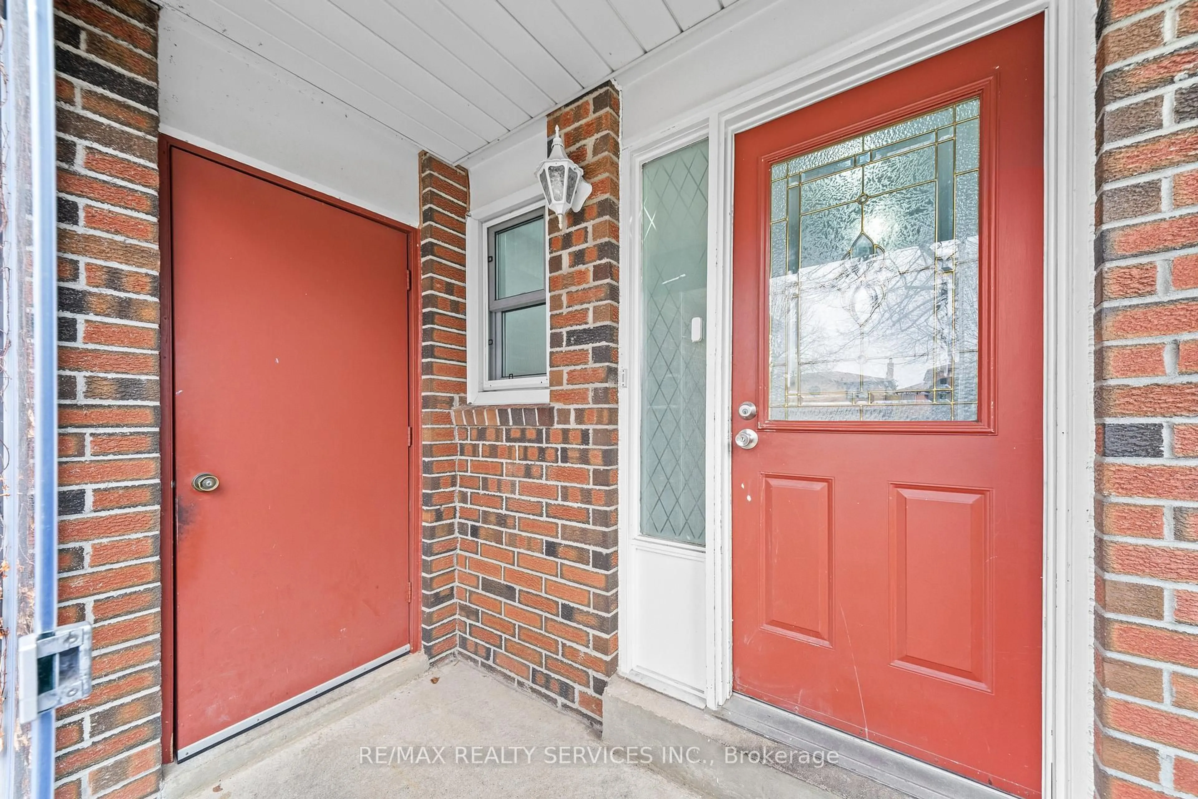 Indoor entryway for 41 Tanager Sq, Brampton Ontario L6Z 1X1