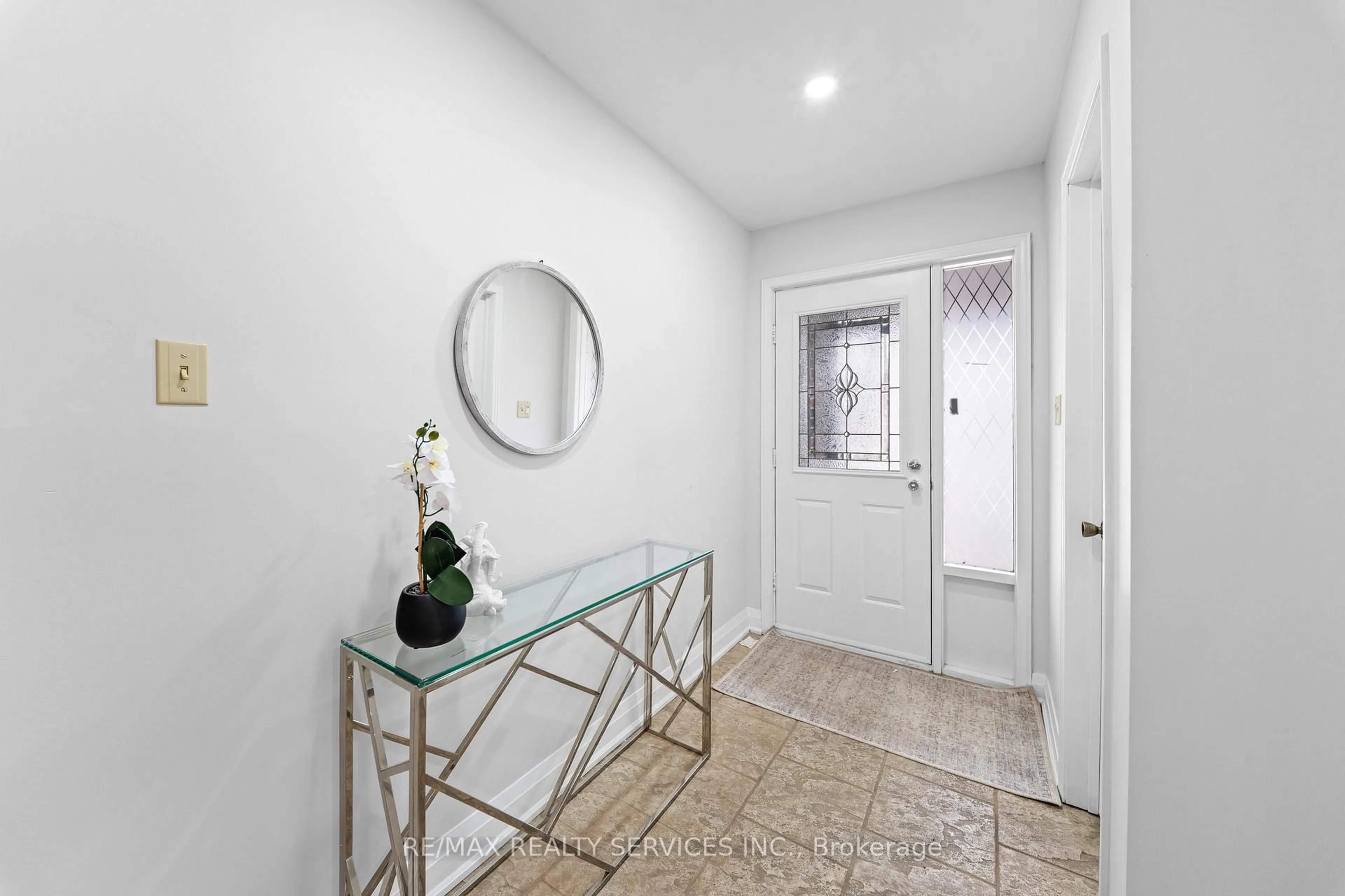 Indoor entryway for 41 Tanager Sq, Brampton Ontario L6Z 1X1