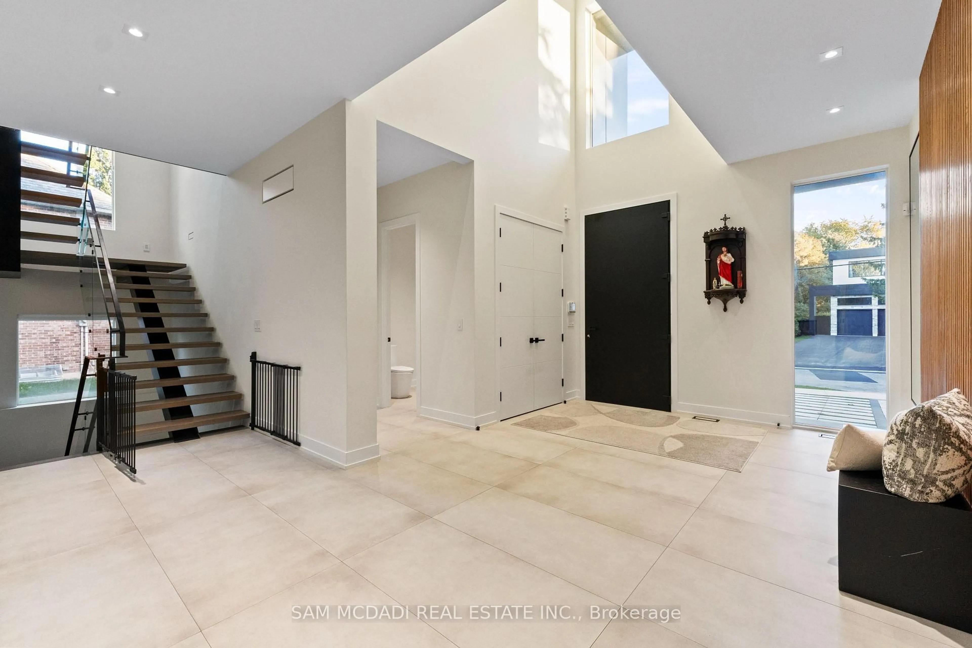 Indoor foyer for 2075 Shawanaga Tr, Mississauga Ontario L5H 3Z3