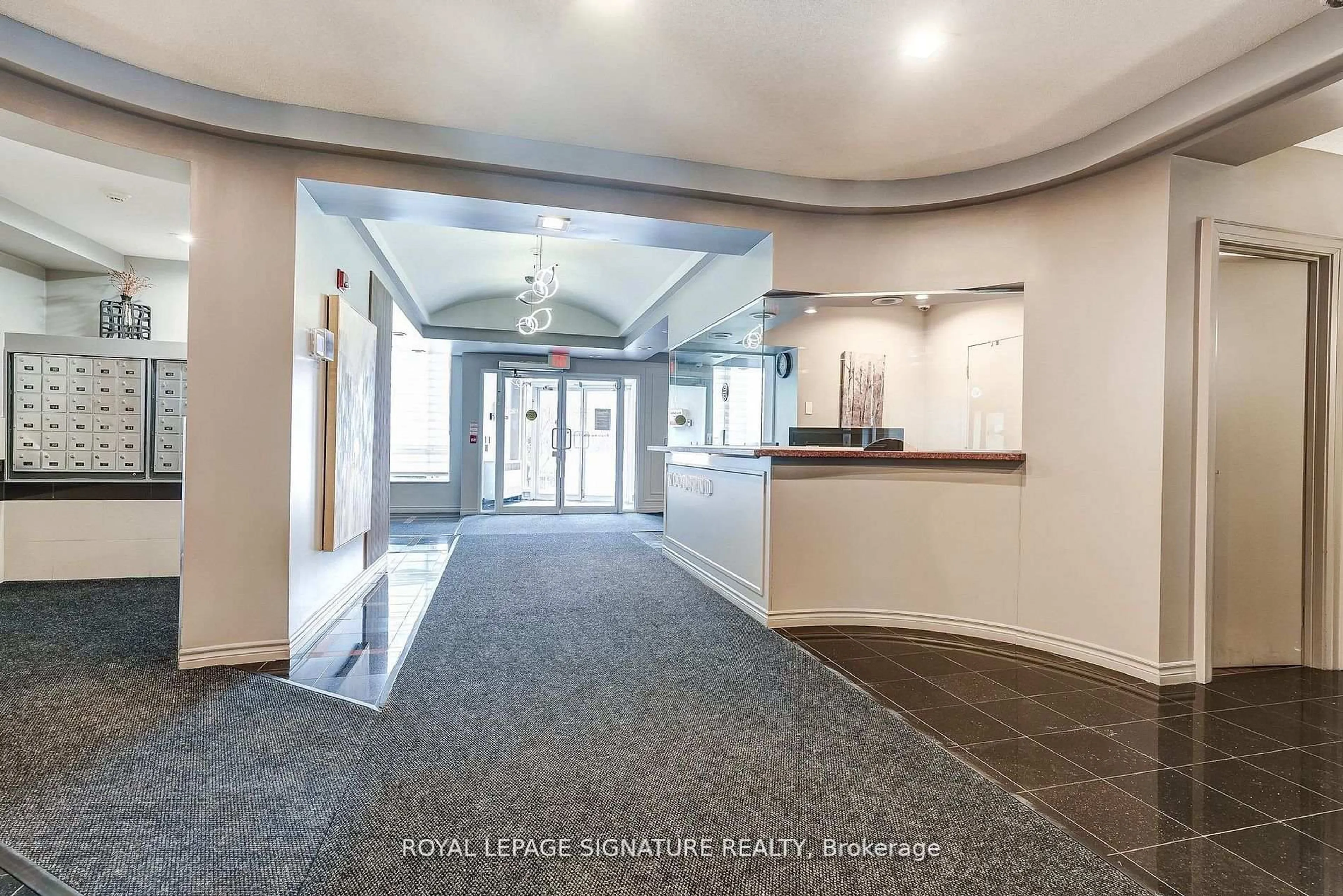 Indoor foyer for 483 Faith Dr #301, Mississauga Ontario L5R 0A1