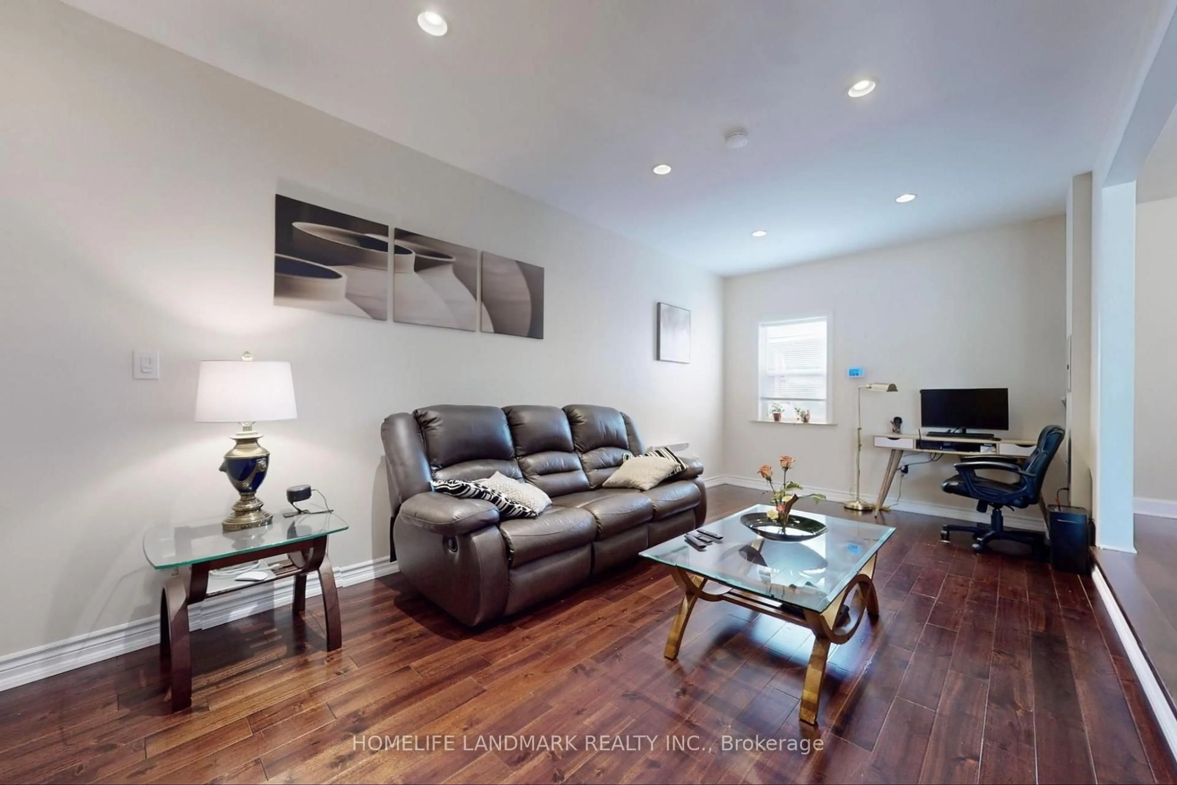 Living room with furniture, unknown for 2603 Bromsgrove Rd, Mississauga Ontario L5J 1M1