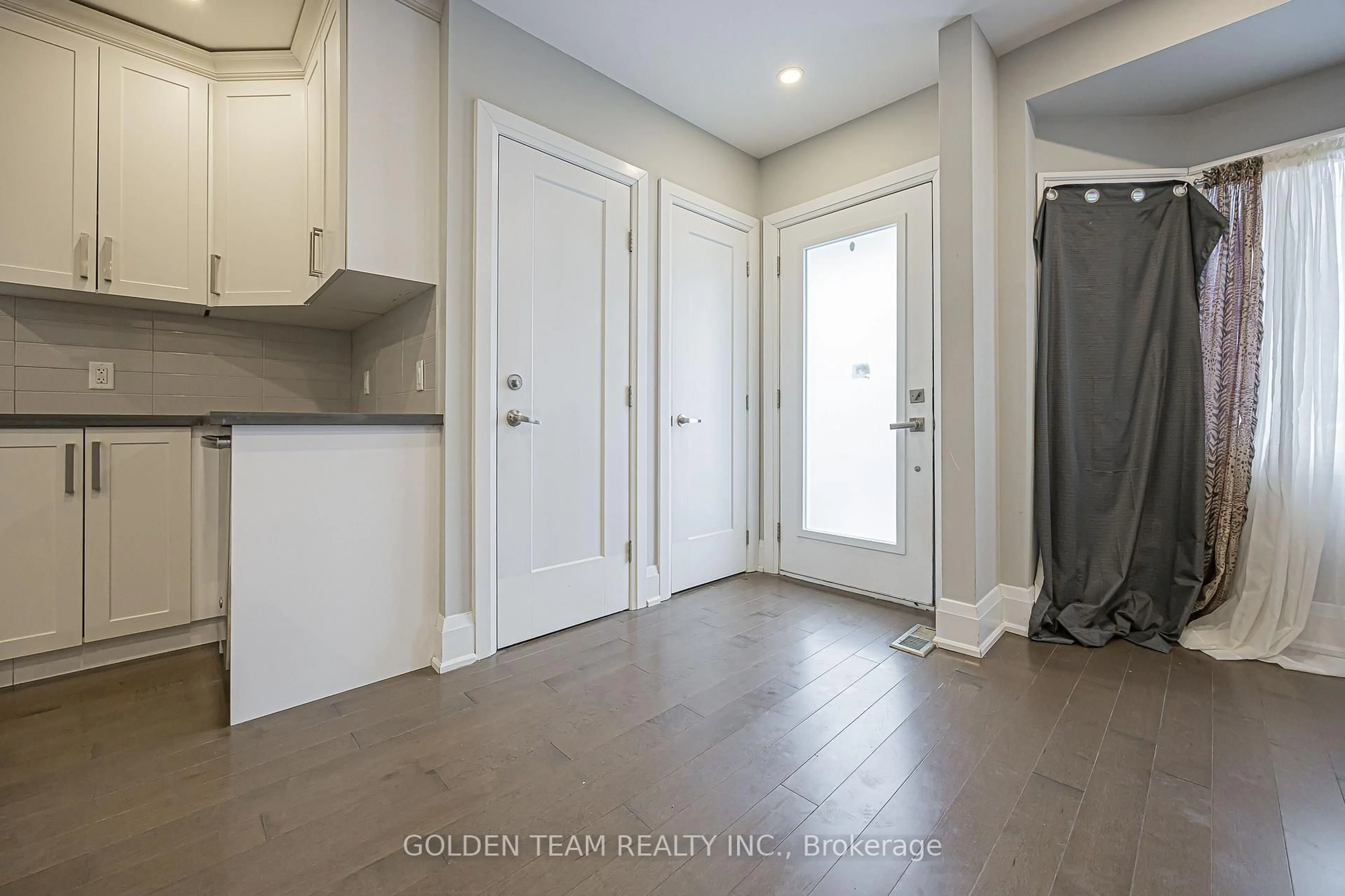 Indoor entryway for 64 Bowie Ave, Toronto Ontario M6E 2P3