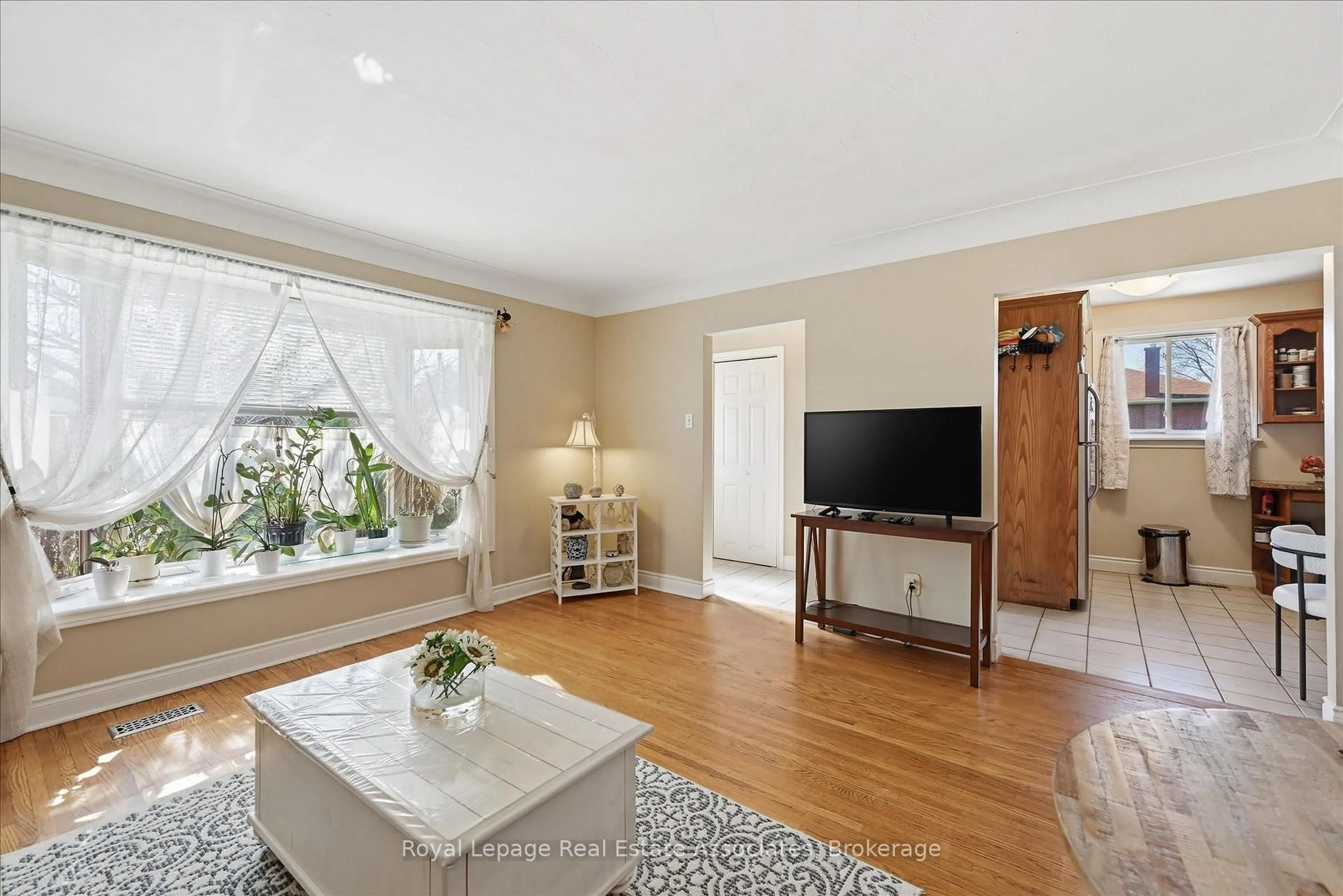 Living room with furniture, unknown for 1131 Stanley Dr, Burlington Ontario L7P 2K6