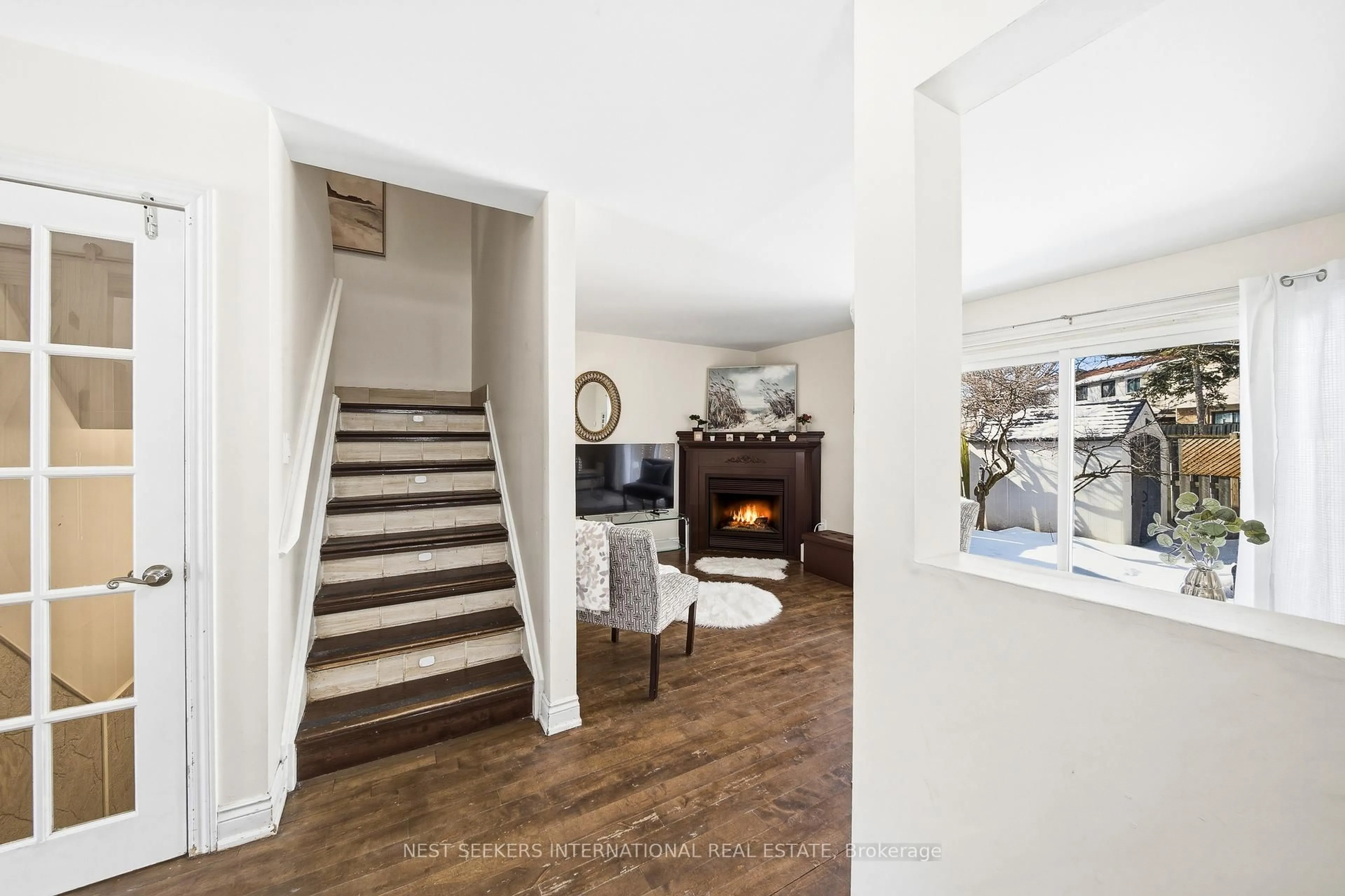 Indoor entryway for 6540 Falconer Dr #30, Mississauga Ontario L5N 1M1
