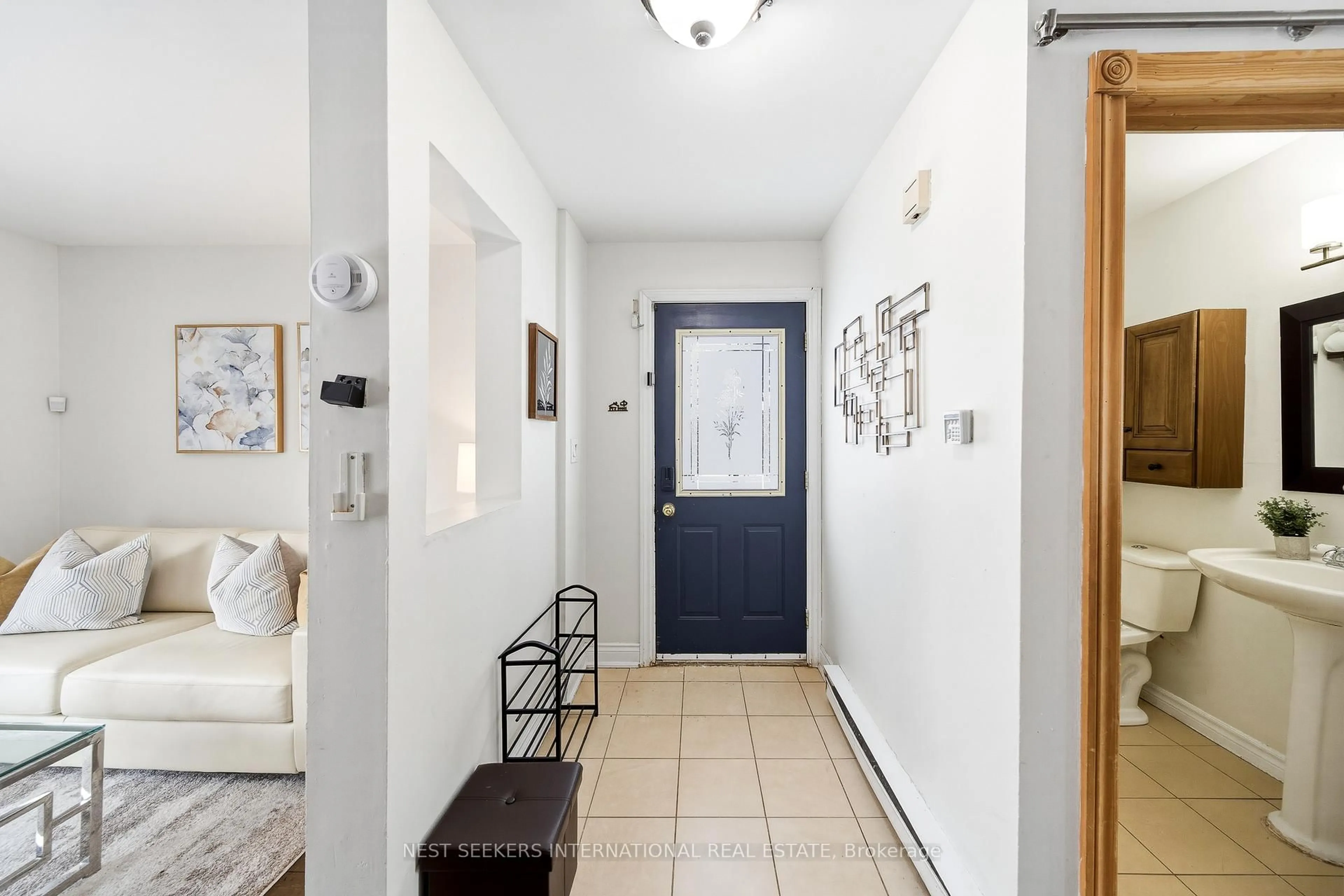Indoor entryway for 6540 Falconer Dr #30, Mississauga Ontario L5N 1M1