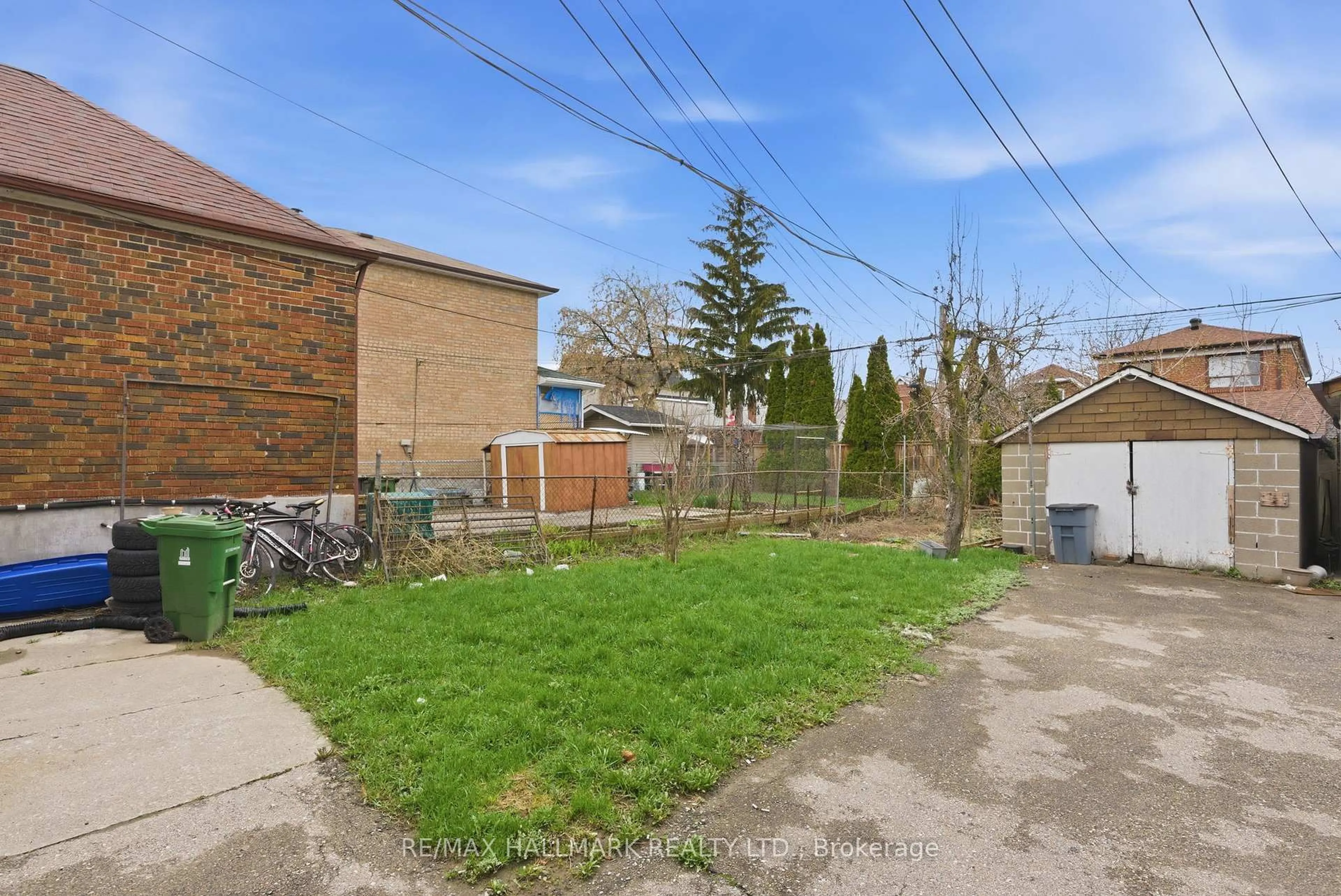 A pic from outside/outdoor area/front of a property/back of a property/a pic from drone, street for 196 Livingstone Ave, Toronto Ontario M6E 2M2