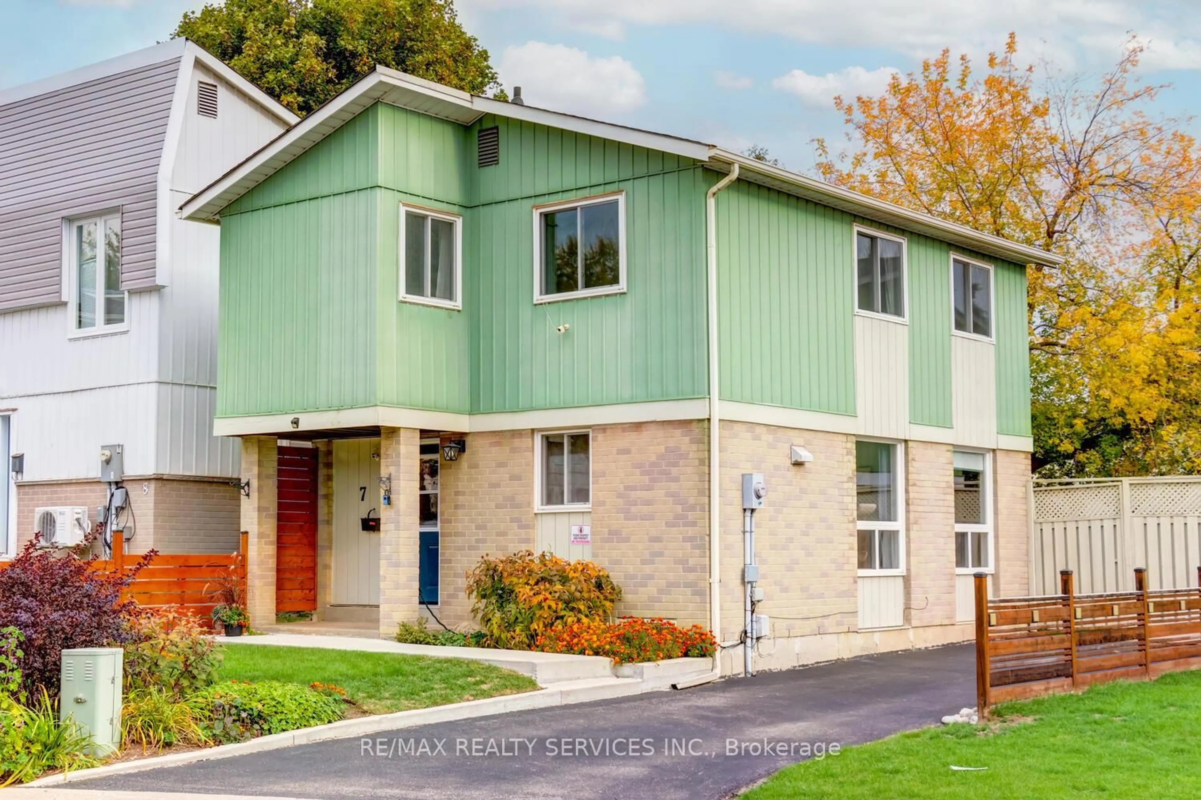 Home with vinyl exterior material, street for 7 Hamlet Crt, Brampton Ontario L6S 1X5