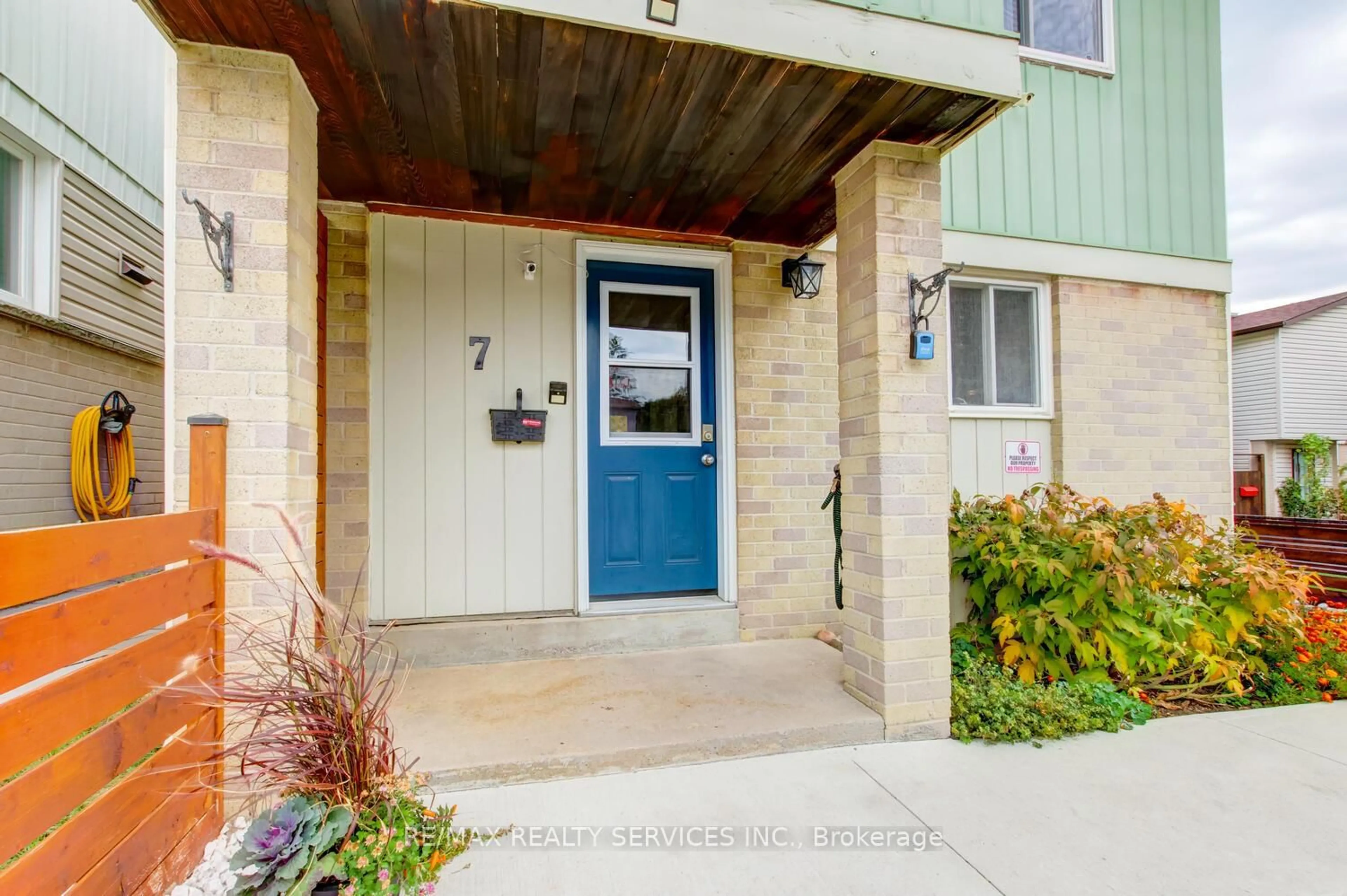 Indoor entryway for 7 Hamlet Crt, Brampton Ontario L6S 1X5