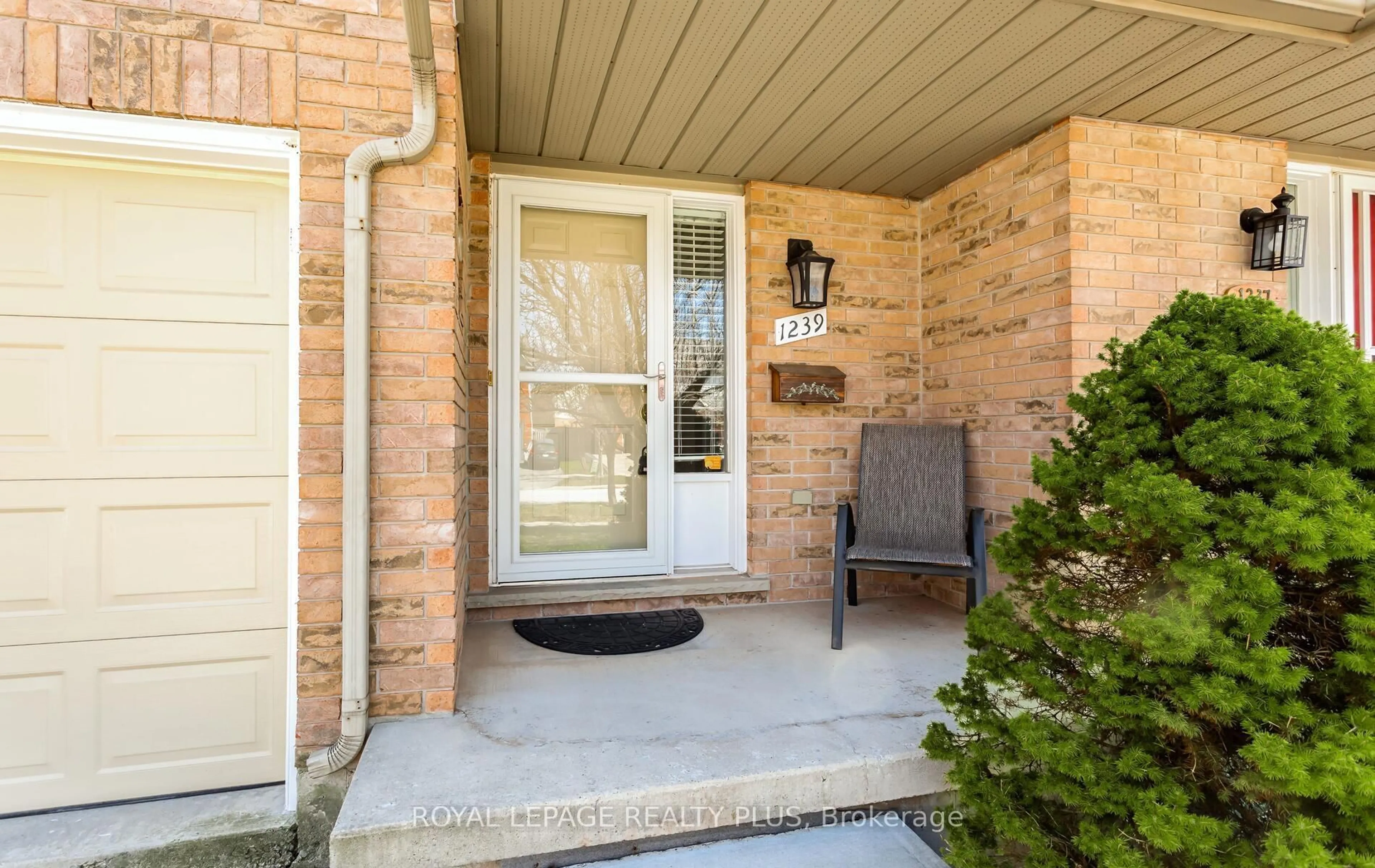 Indoor entryway for 1239 Blanshard Dr, Burlington Ontario L7M 4N6