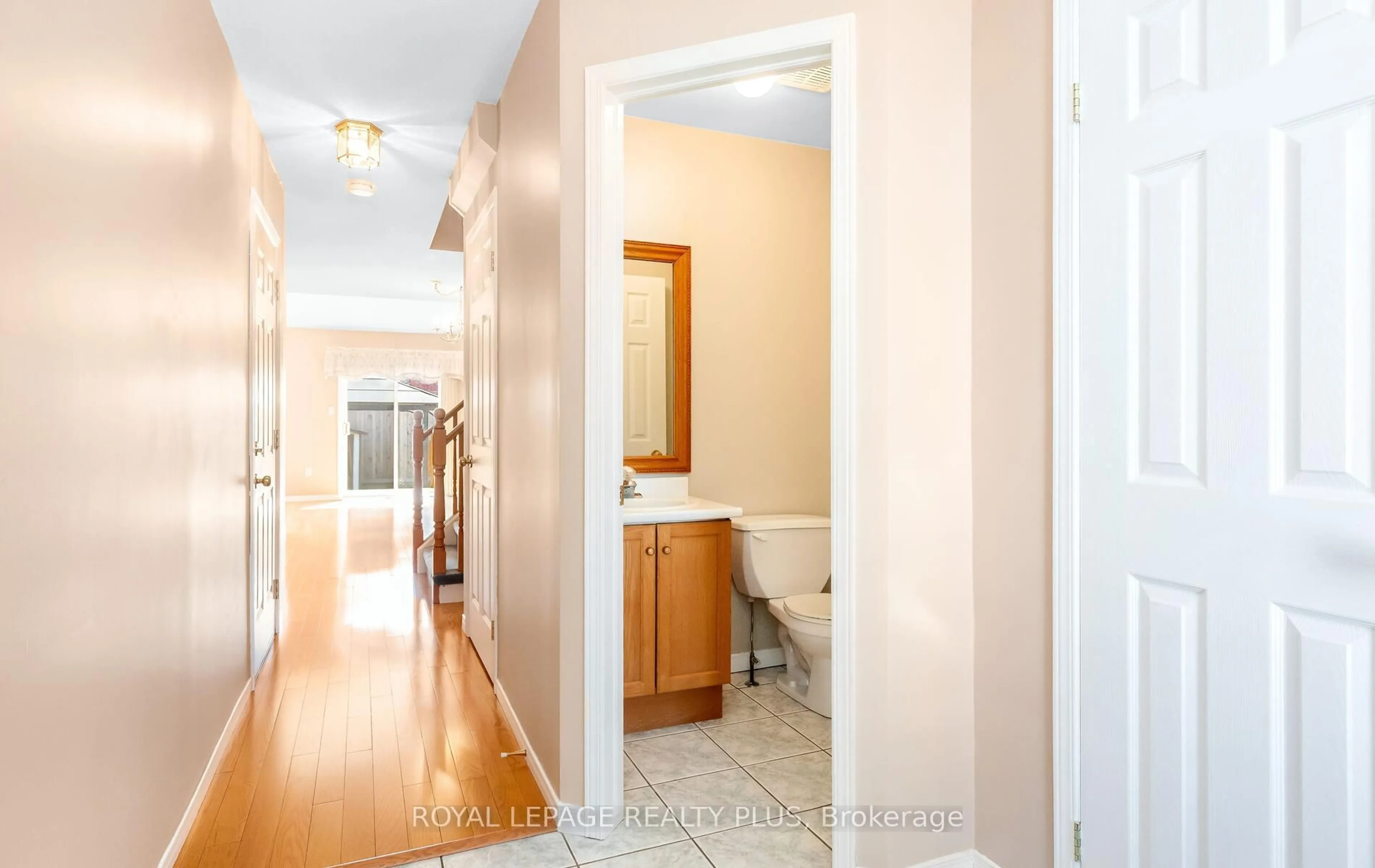Indoor entryway for 1239 Blanshard Dr, Burlington Ontario L7M 4N6