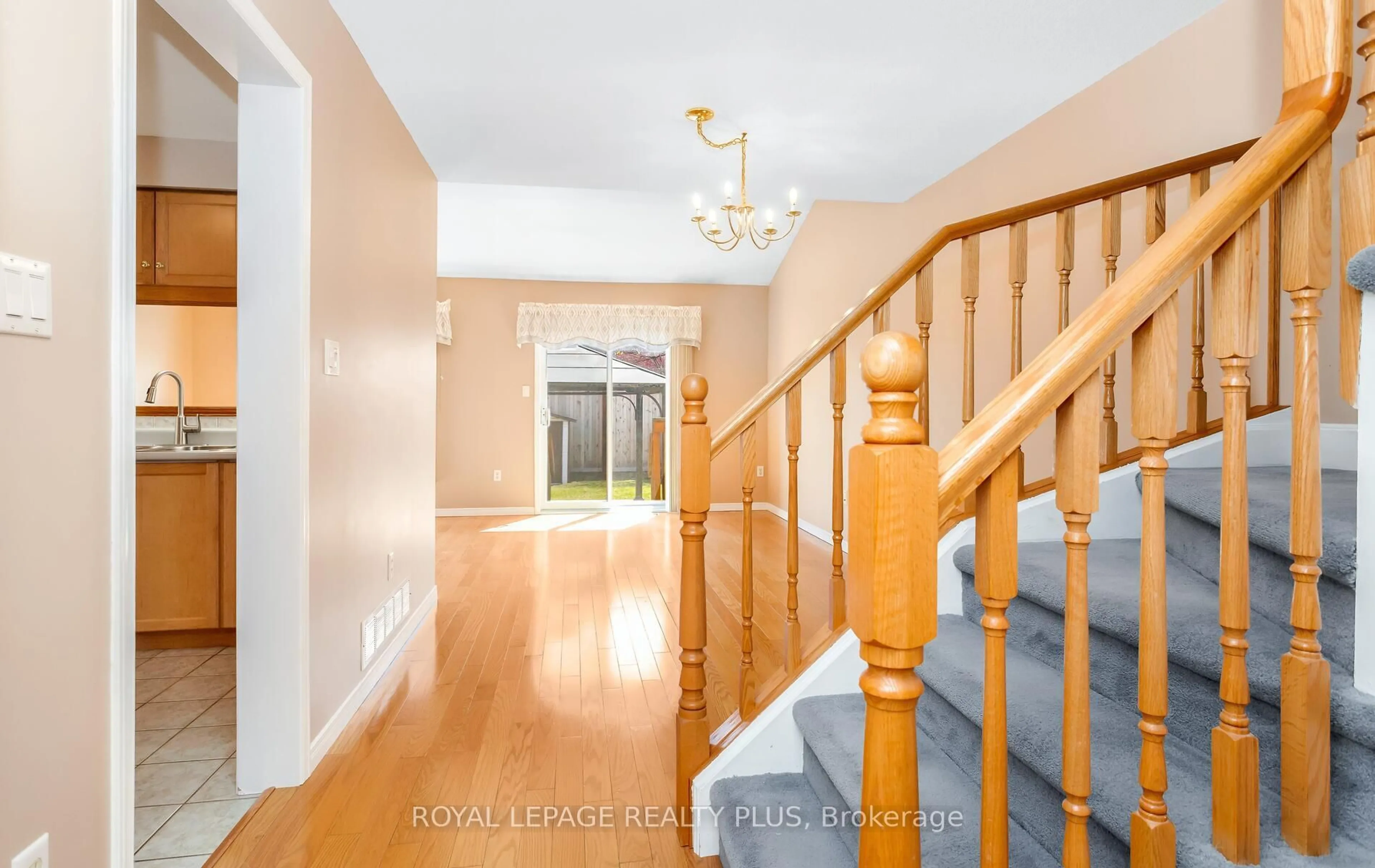 Indoor foyer for 1239 Blanshard Dr, Burlington Ontario L7M 4N6