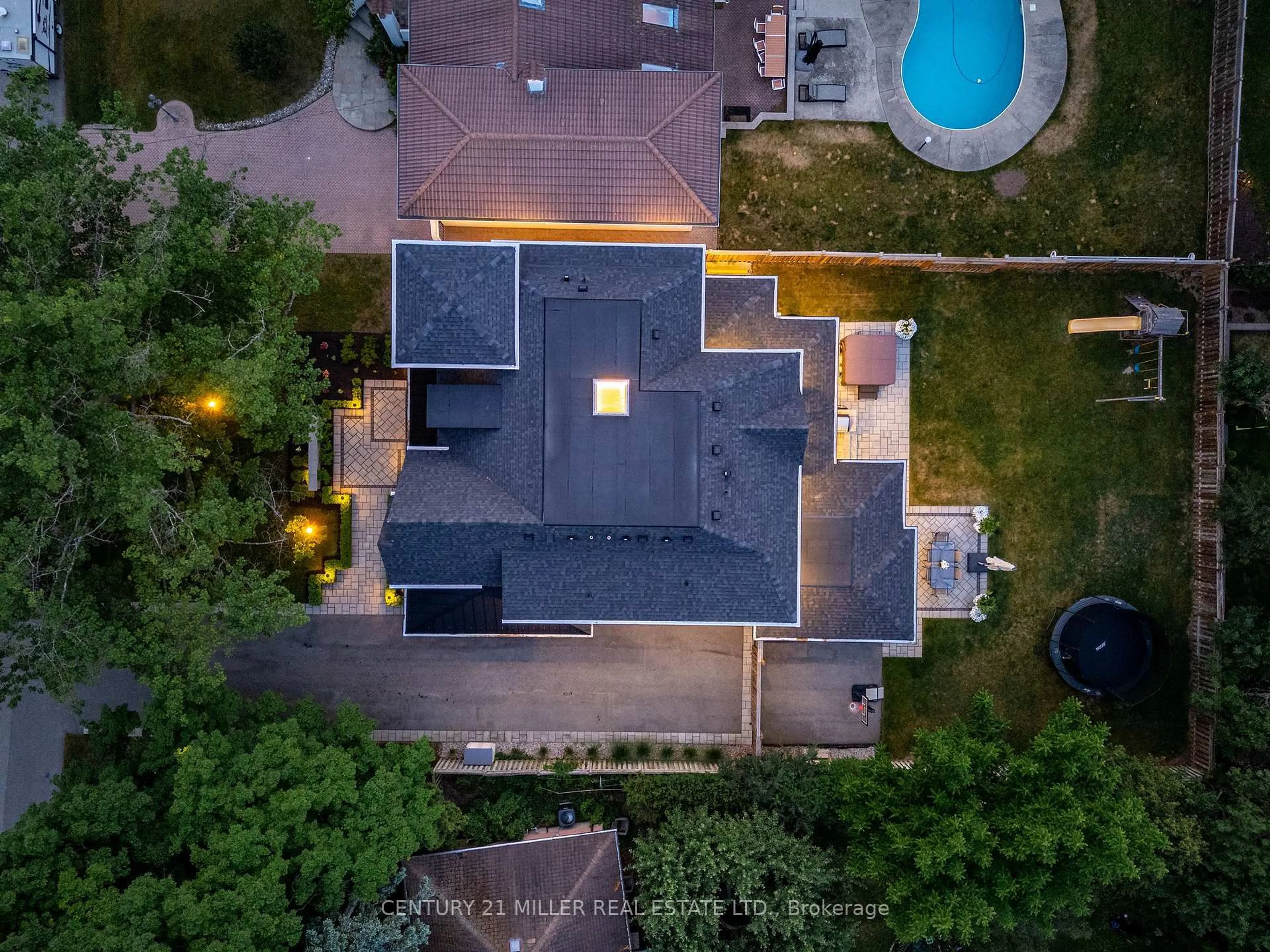 A pic from outside/outdoor area/front of a property/back of a property/a pic from drone, street for 367 Seaton Dr, Oakville Ontario L6L 3X9