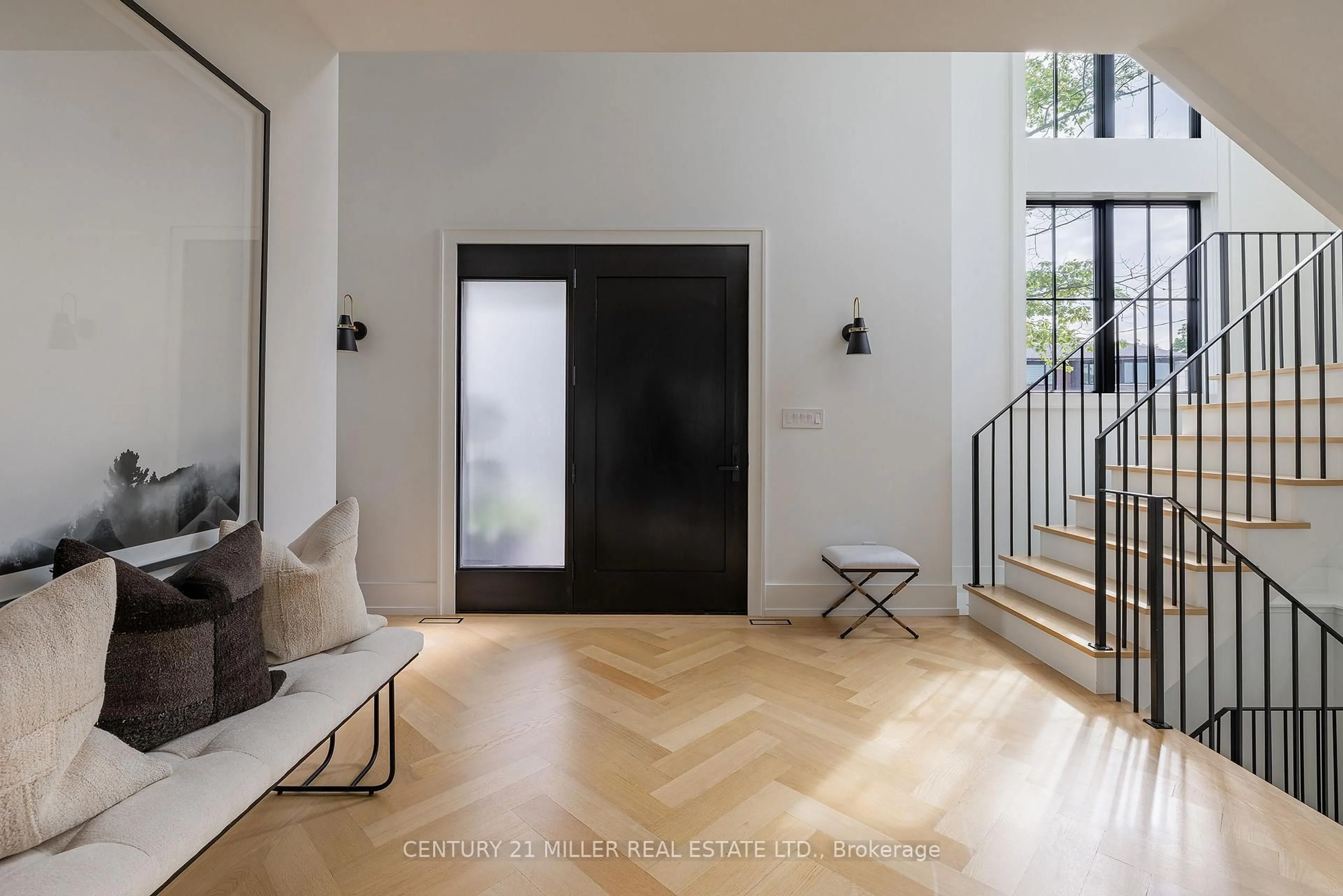 Indoor entryway for 367 Seaton Dr, Oakville Ontario L6L 3X9