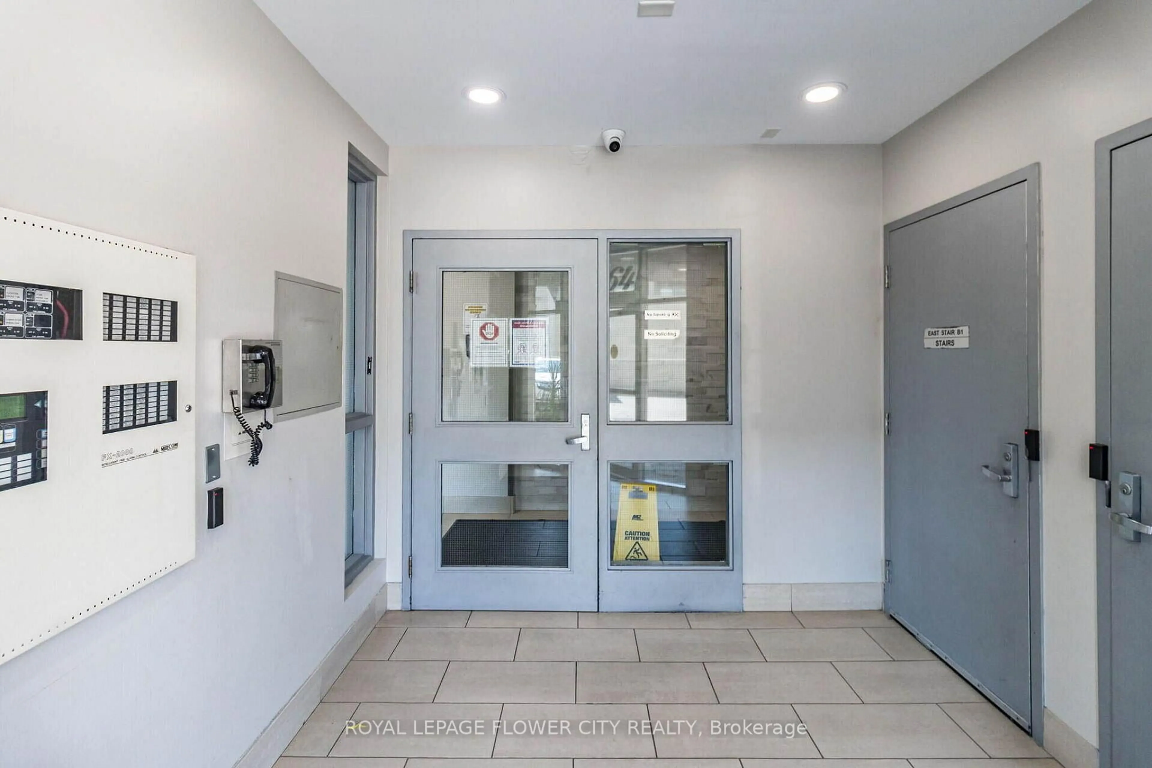 Indoor foyer for 2464 Weston Rd #907, Toronto Ontario M9N 0A2