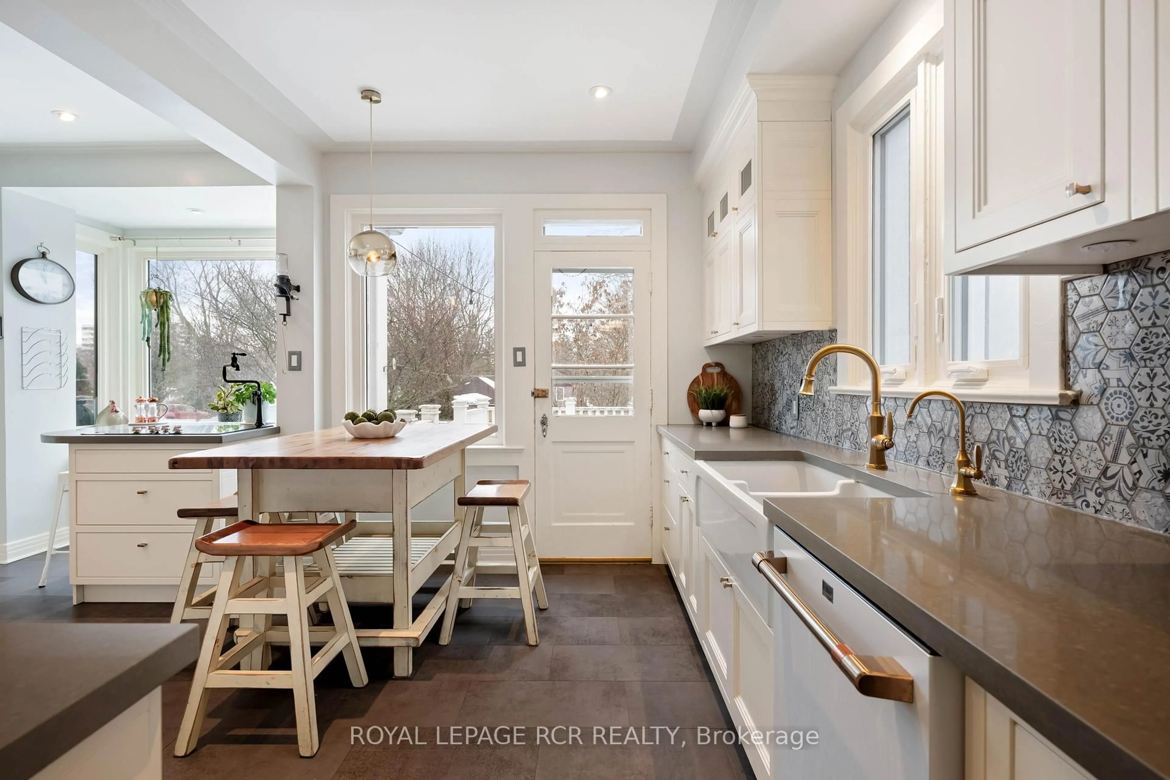 Open concept kitchen, ceramic/tile floor for 17 First Ave, Orangeville Ontario L9W 1H7