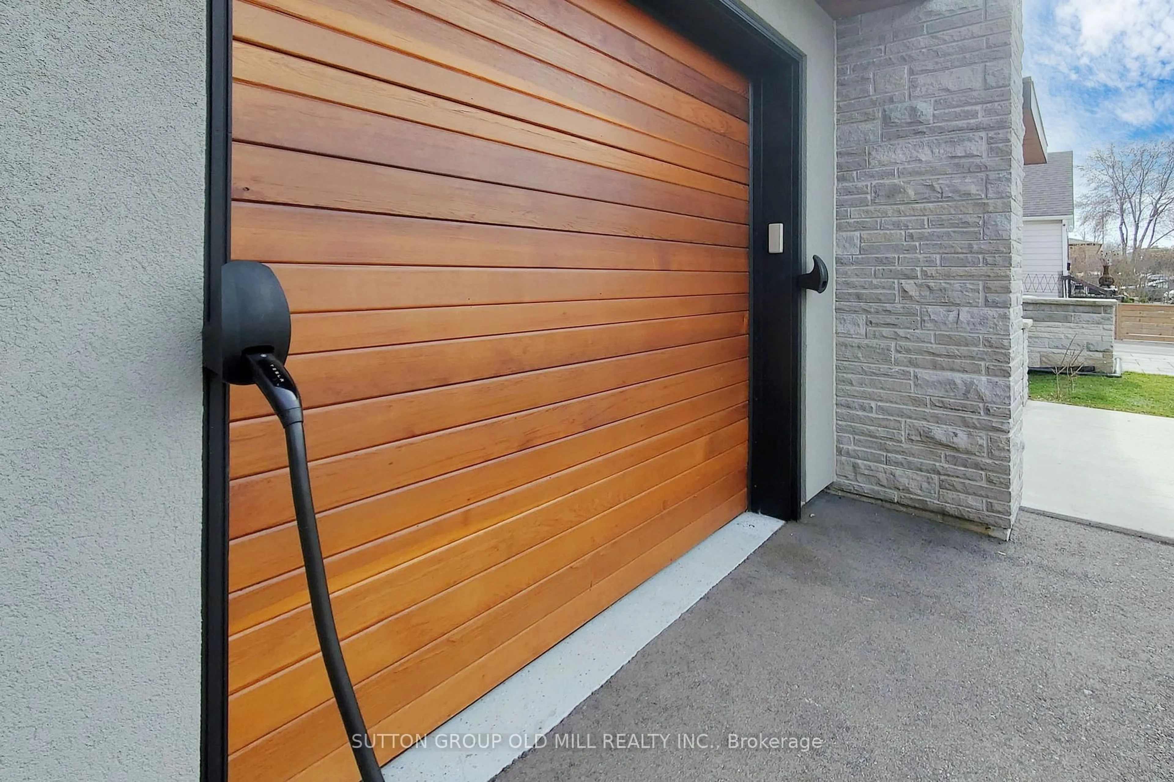 Indoor garage for 1086 Gardner Ave, Mississauga Ontario L5E 1B7