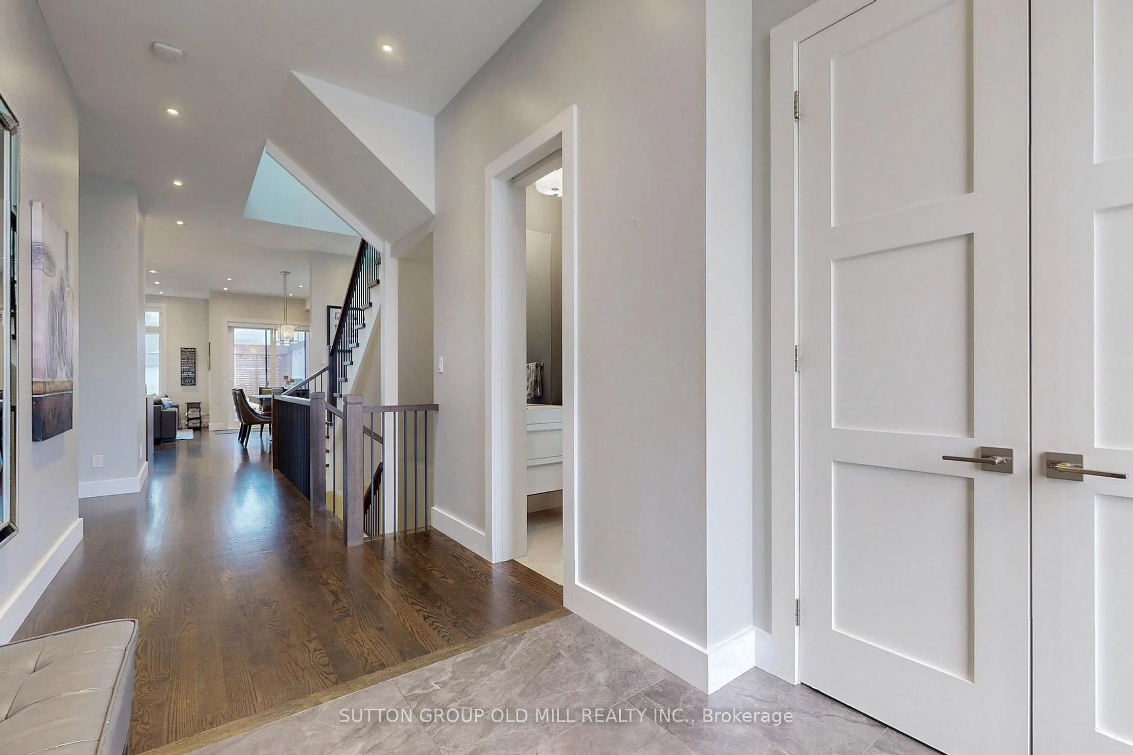 Indoor entryway for 1086 Gardner Ave, Mississauga Ontario L5E 1B7