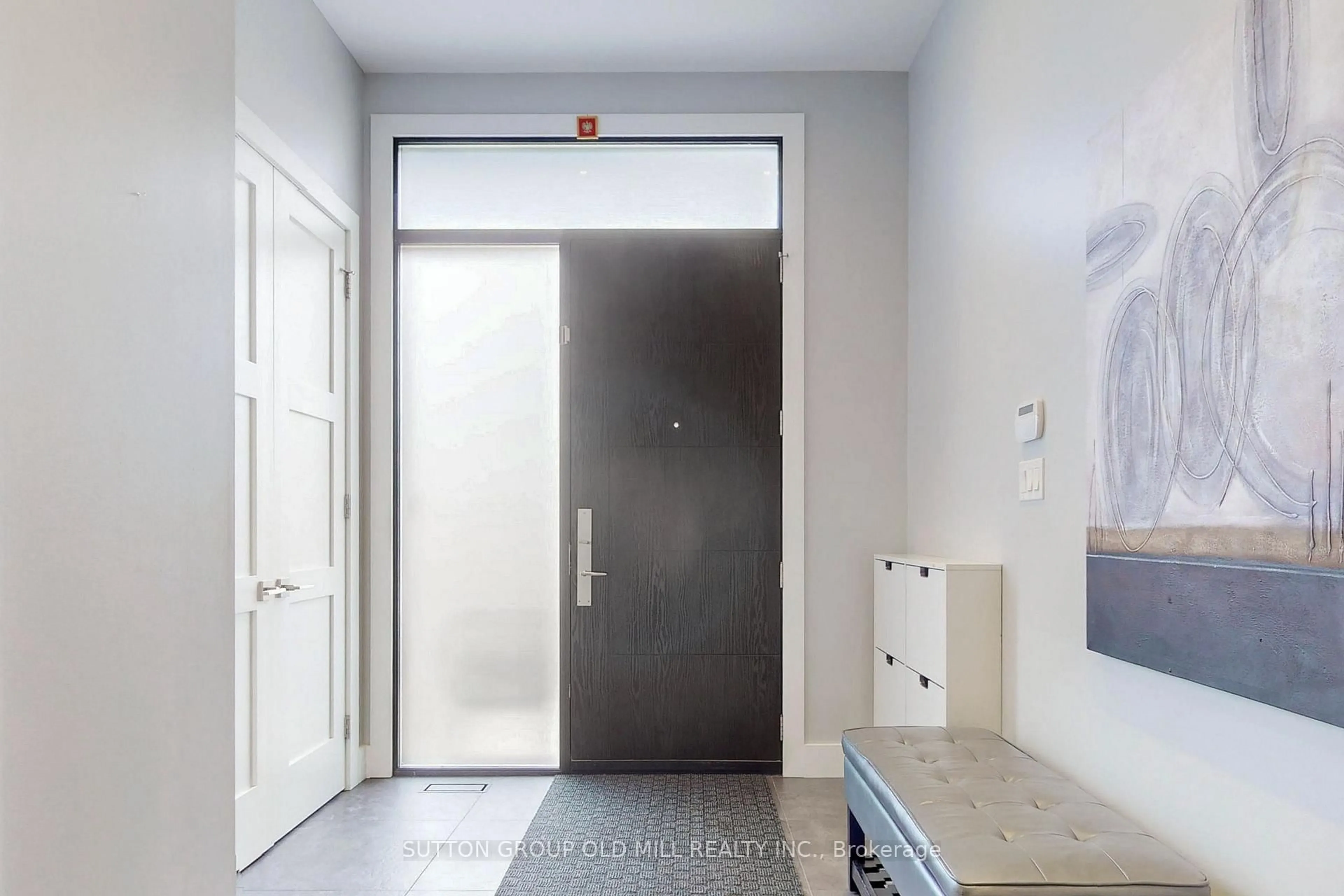 Indoor entryway for 1086 Gardner Ave, Mississauga Ontario L5E 1B7