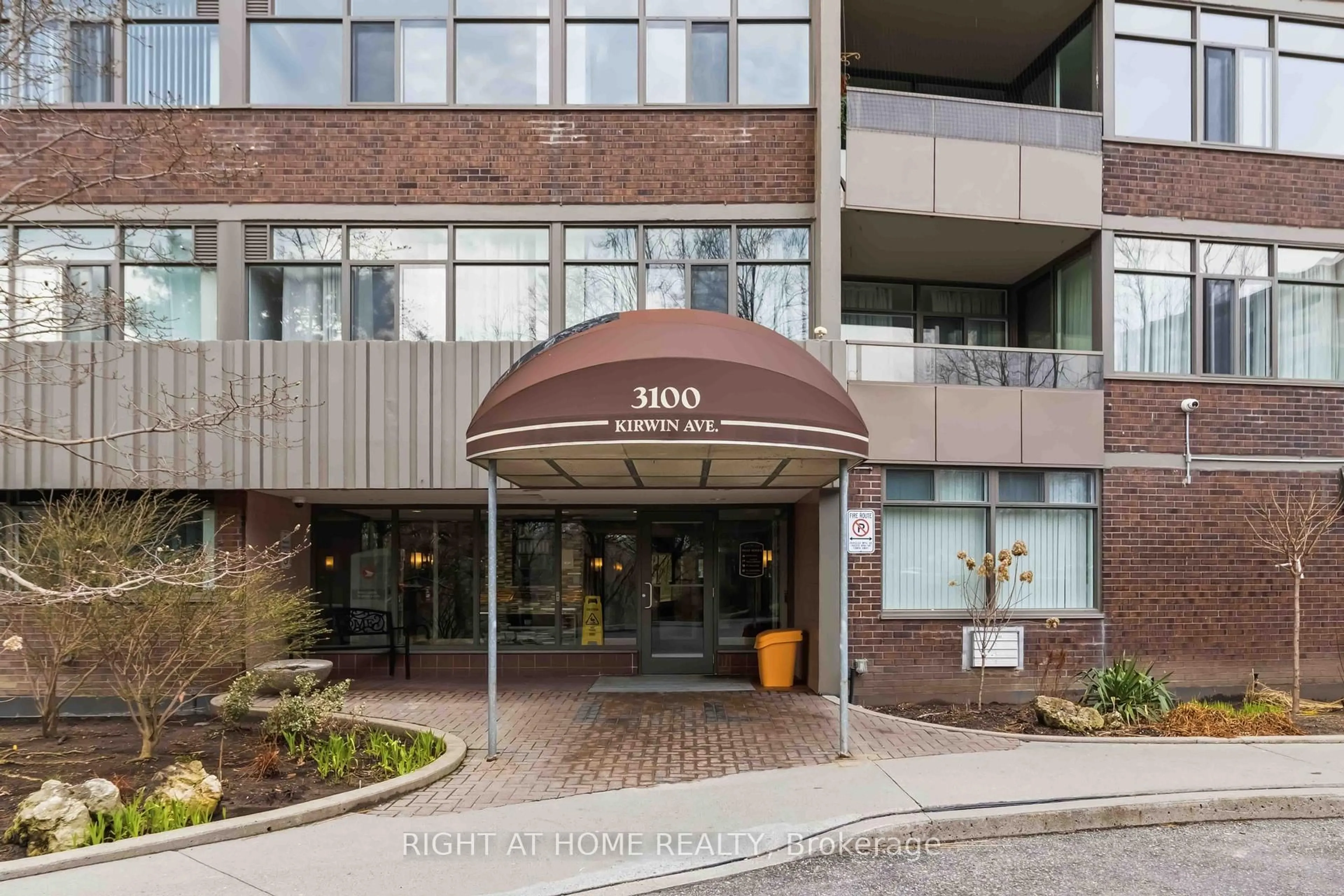 Indoor foyer for 3100 Kirwin Ave #2107, Mississauga Ontario L5A 3S6