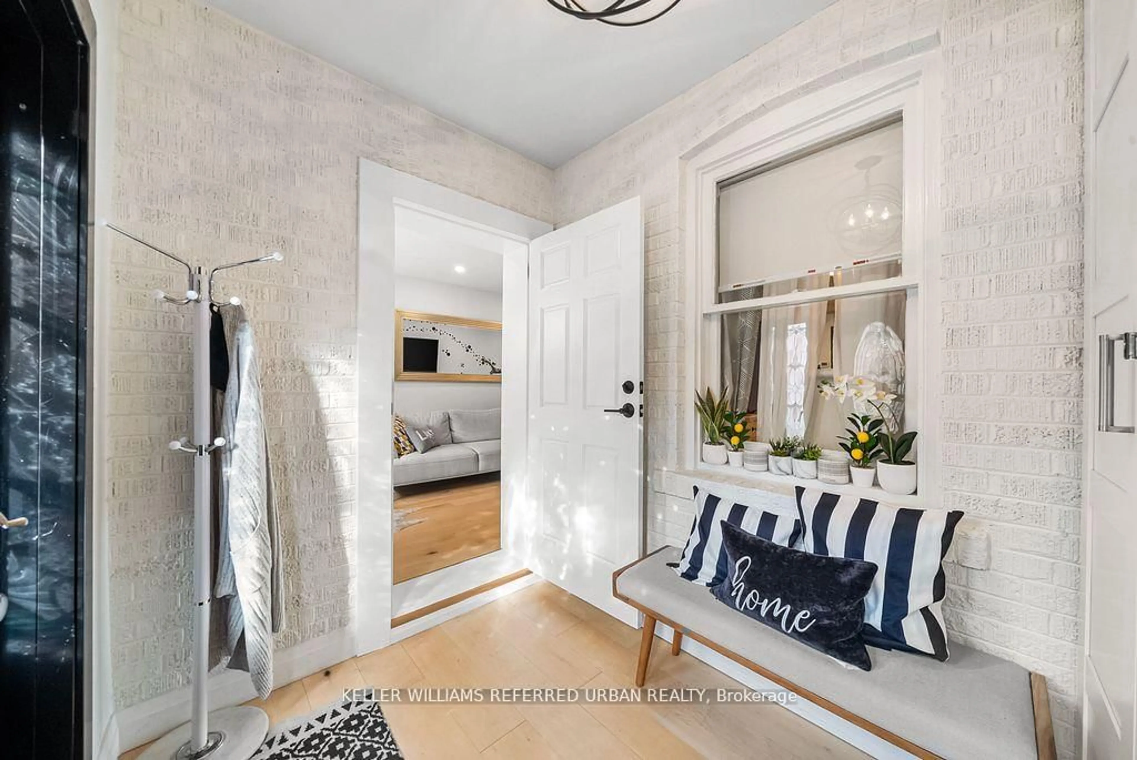 Indoor entryway for 87 Fourth St, Toronto Ontario M8V 2Y4