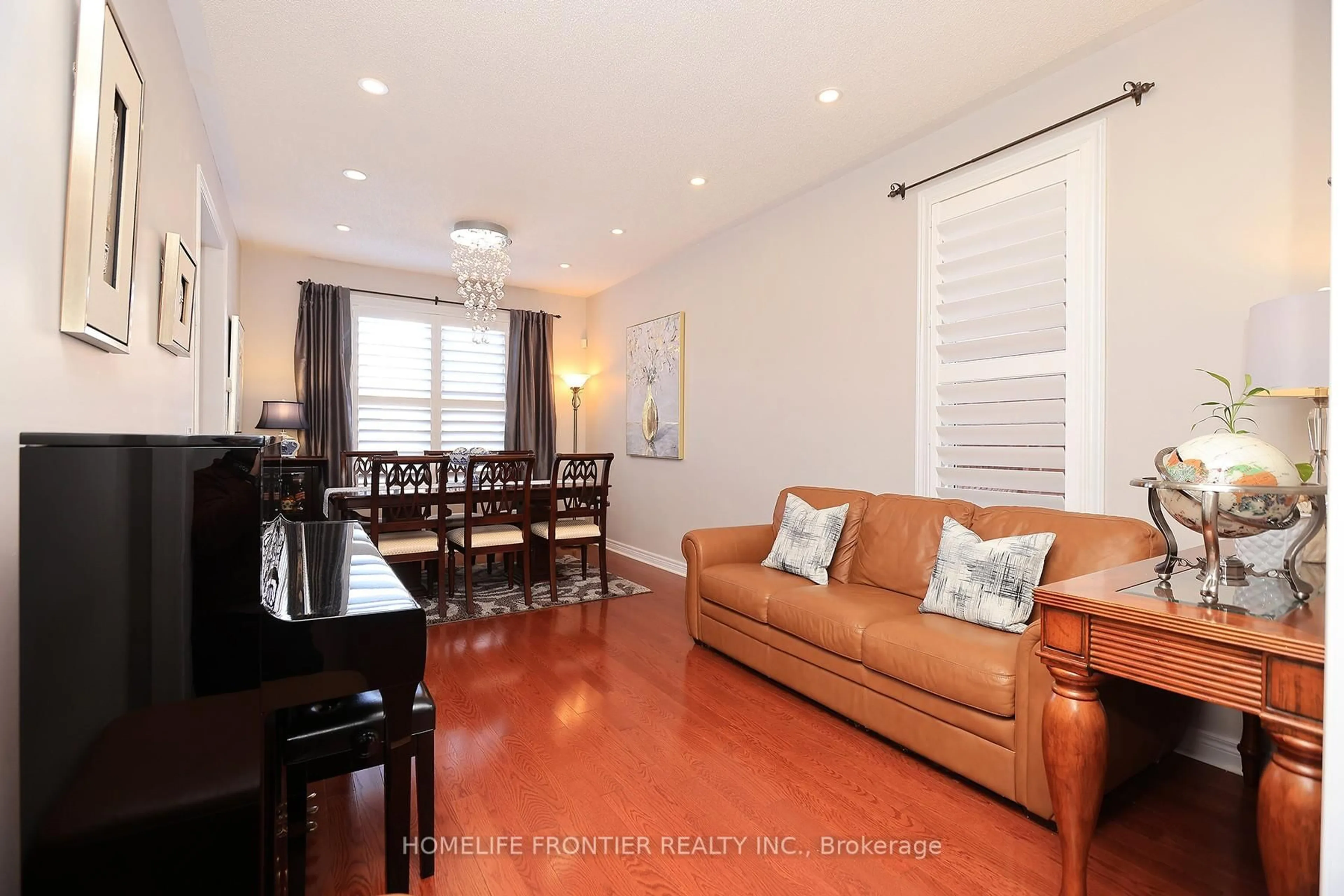 Living room with furniture, wood/laminate floor for 3213 Escada Dr, Mississauga Ontario L5M 7V6
