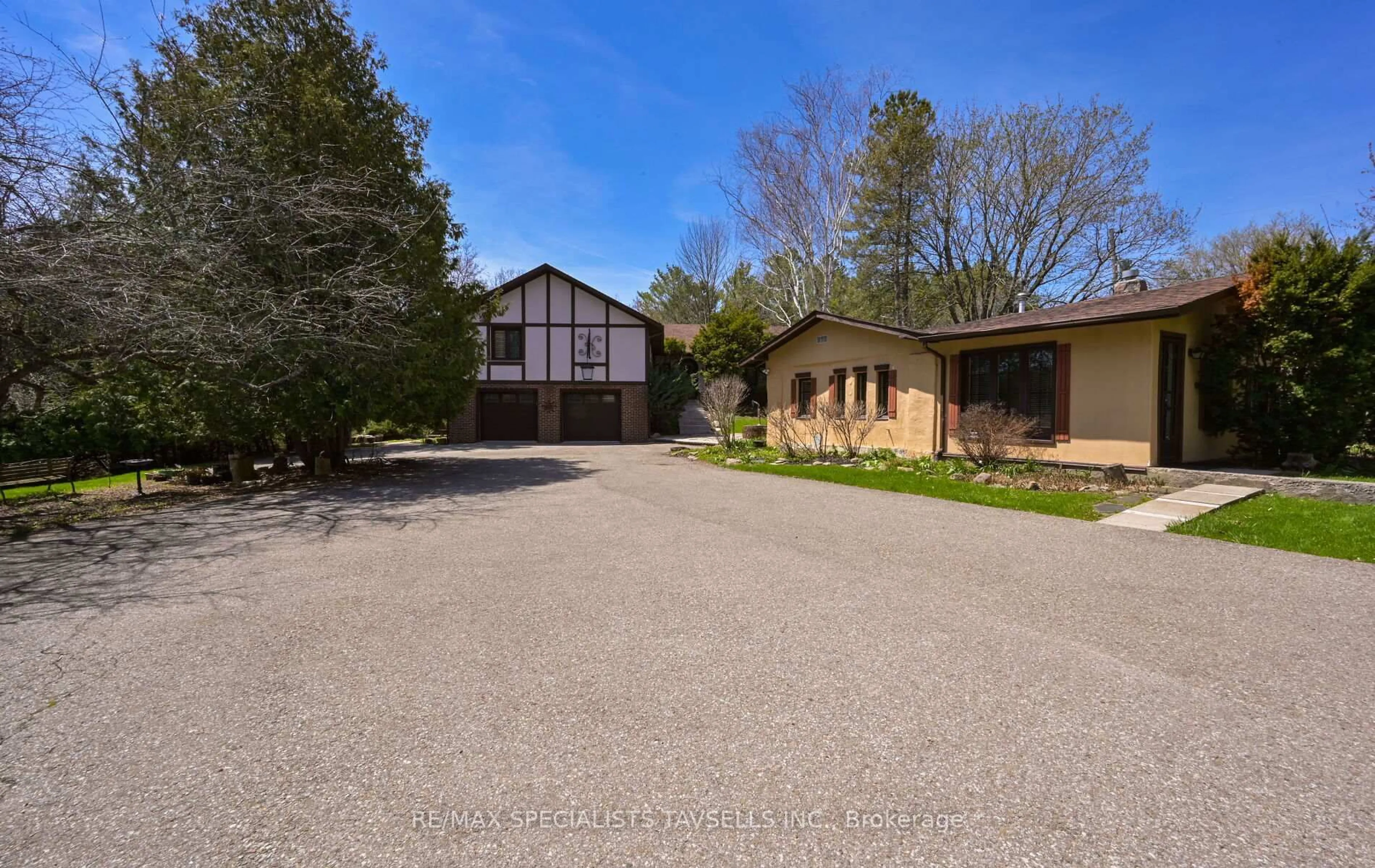 A pic from outside/outdoor area/front of a property/back of a property/a pic from drone, street for 14902 Mount Pleasant Rd, Caledon Ontario L7E 3M3