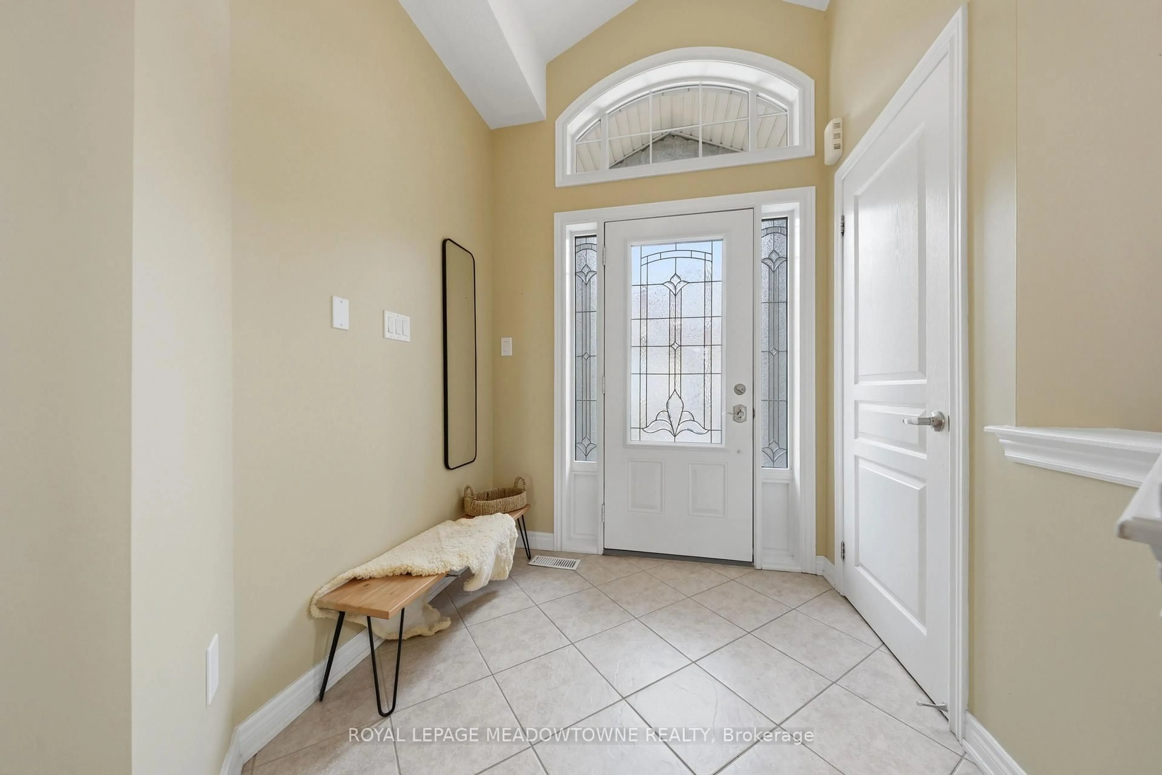 Indoor entryway for 26 Garrison Sq, Halton Hills Ontario L7G 0B9