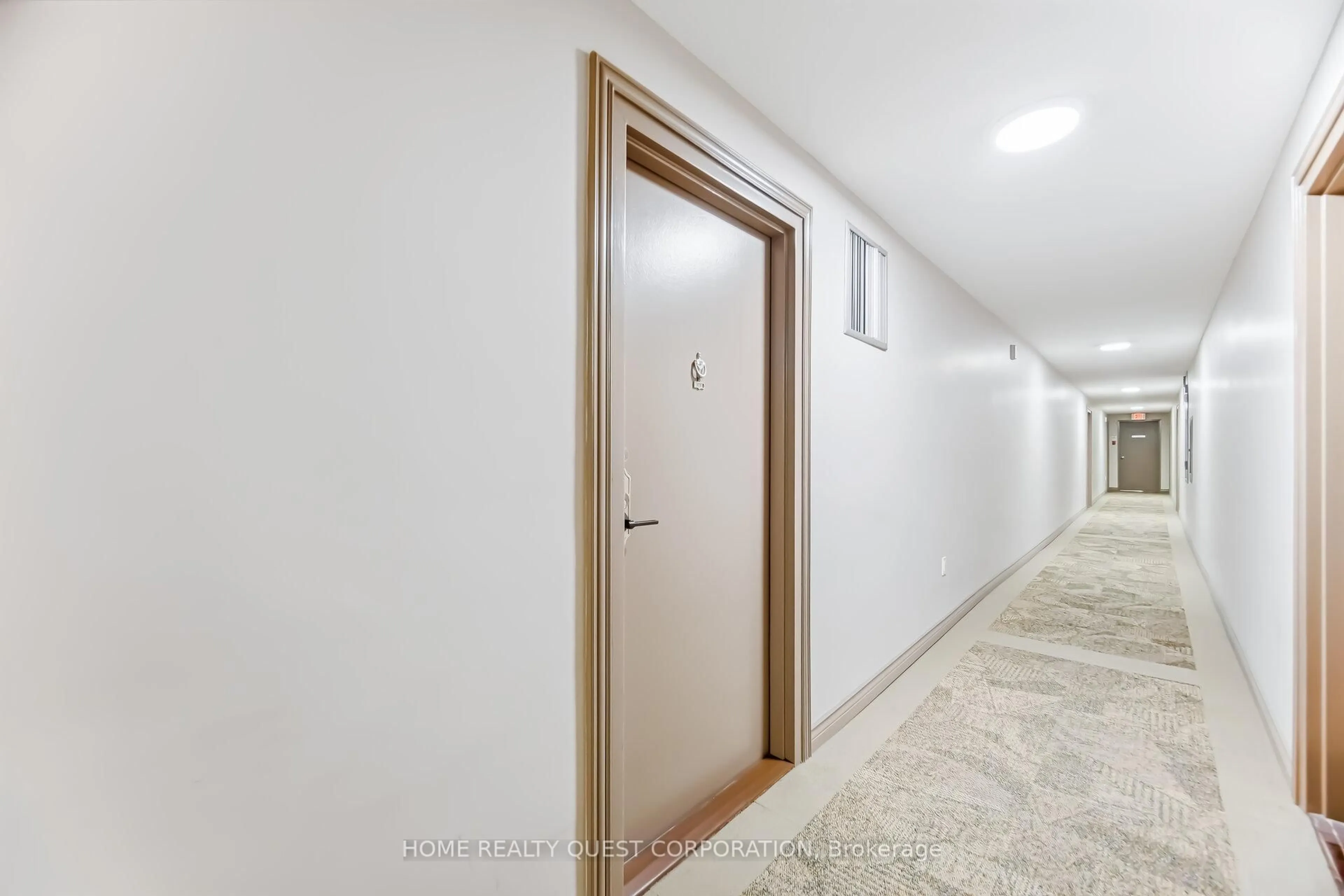 Indoor foyer for 3120 Kirwin Ave #605, Mississauga Ontario L5A 3R2
