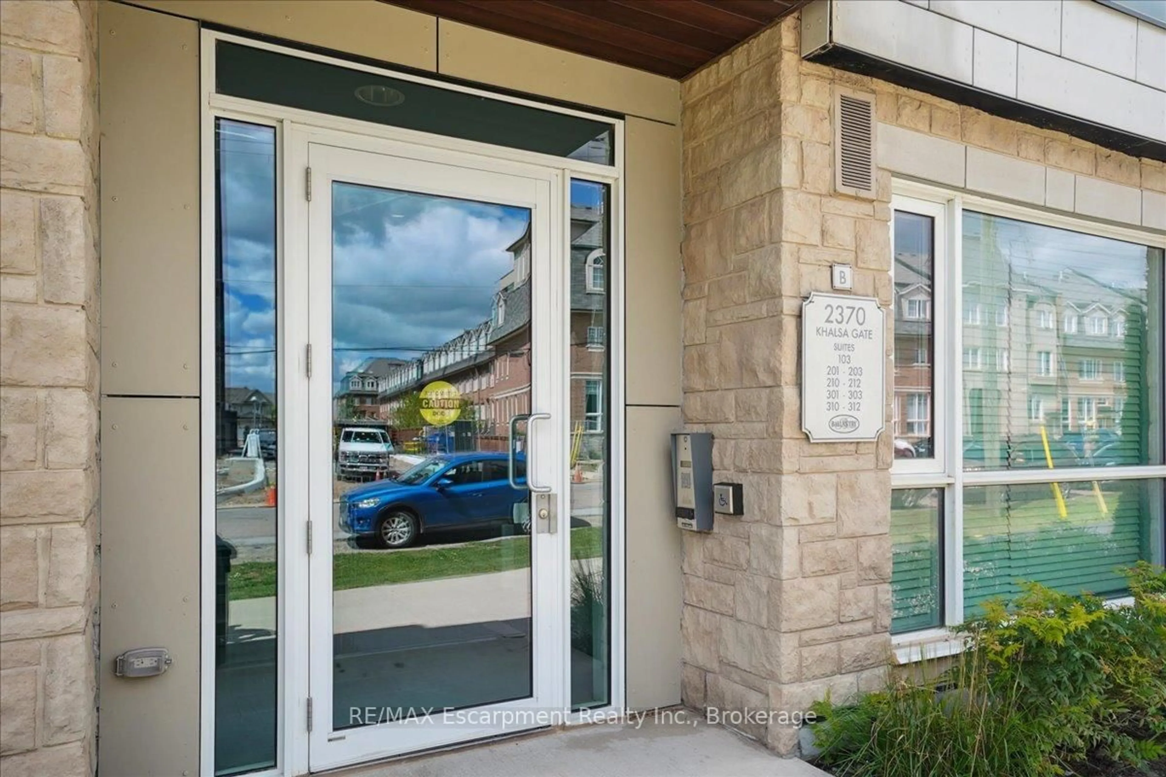 Indoor foyer for 2370 Khalsa Gate #211, Oakville Ontario L6M 1P5