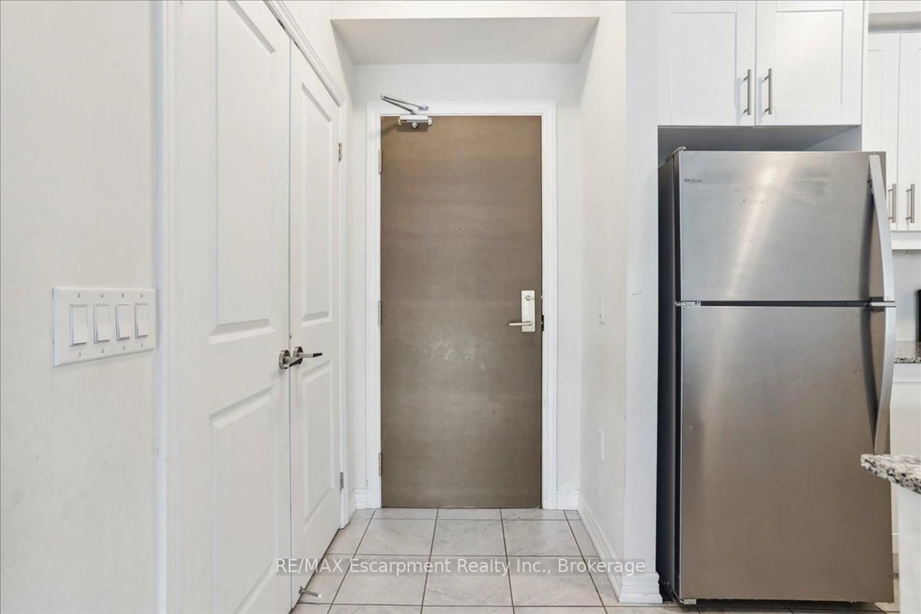 Indoor entryway for 2370 Khalsa Gate #211, Oakville Ontario L6M 1P5