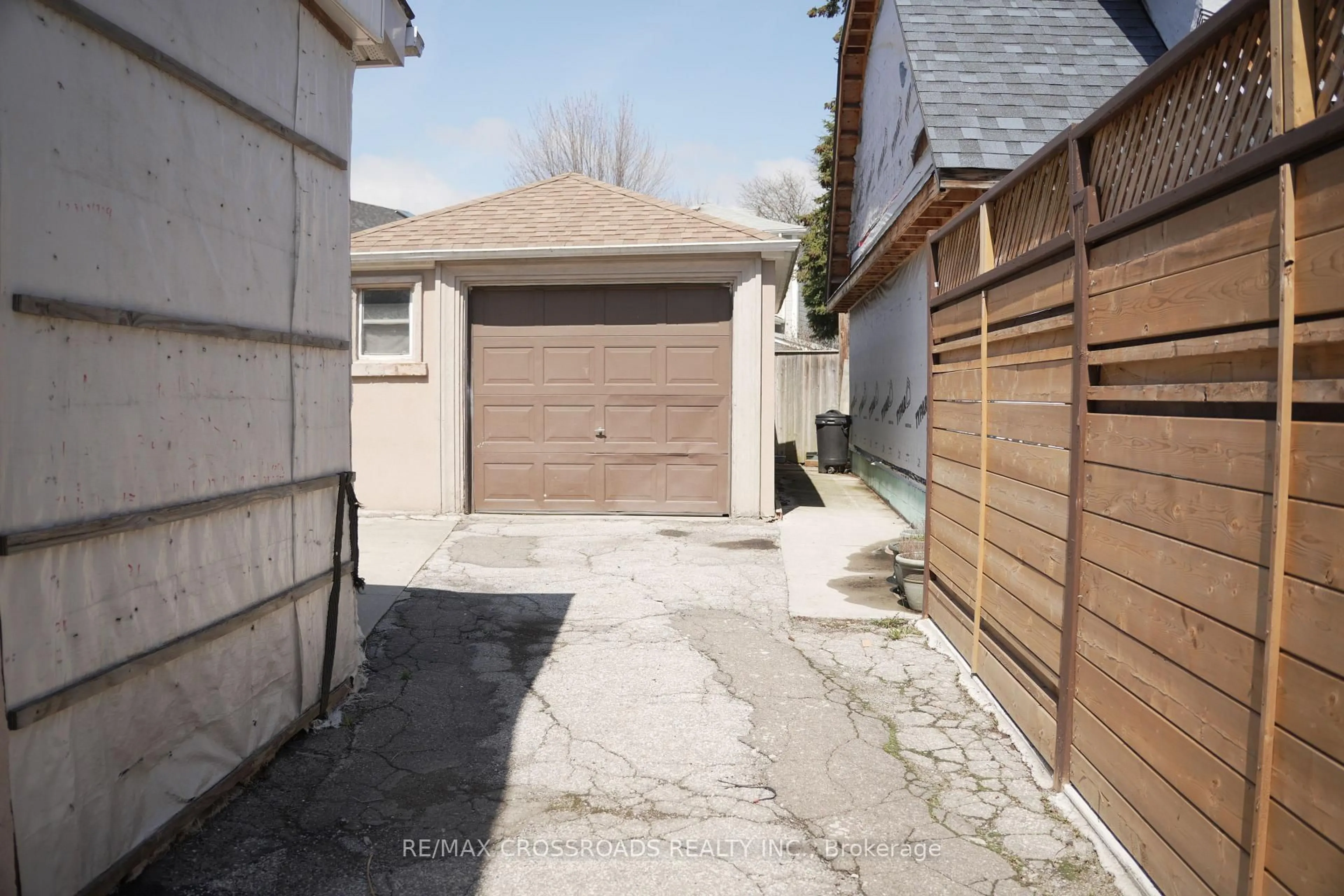 Unknown for 30 Hearst Circ, Toronto Ontario M6M 2T7