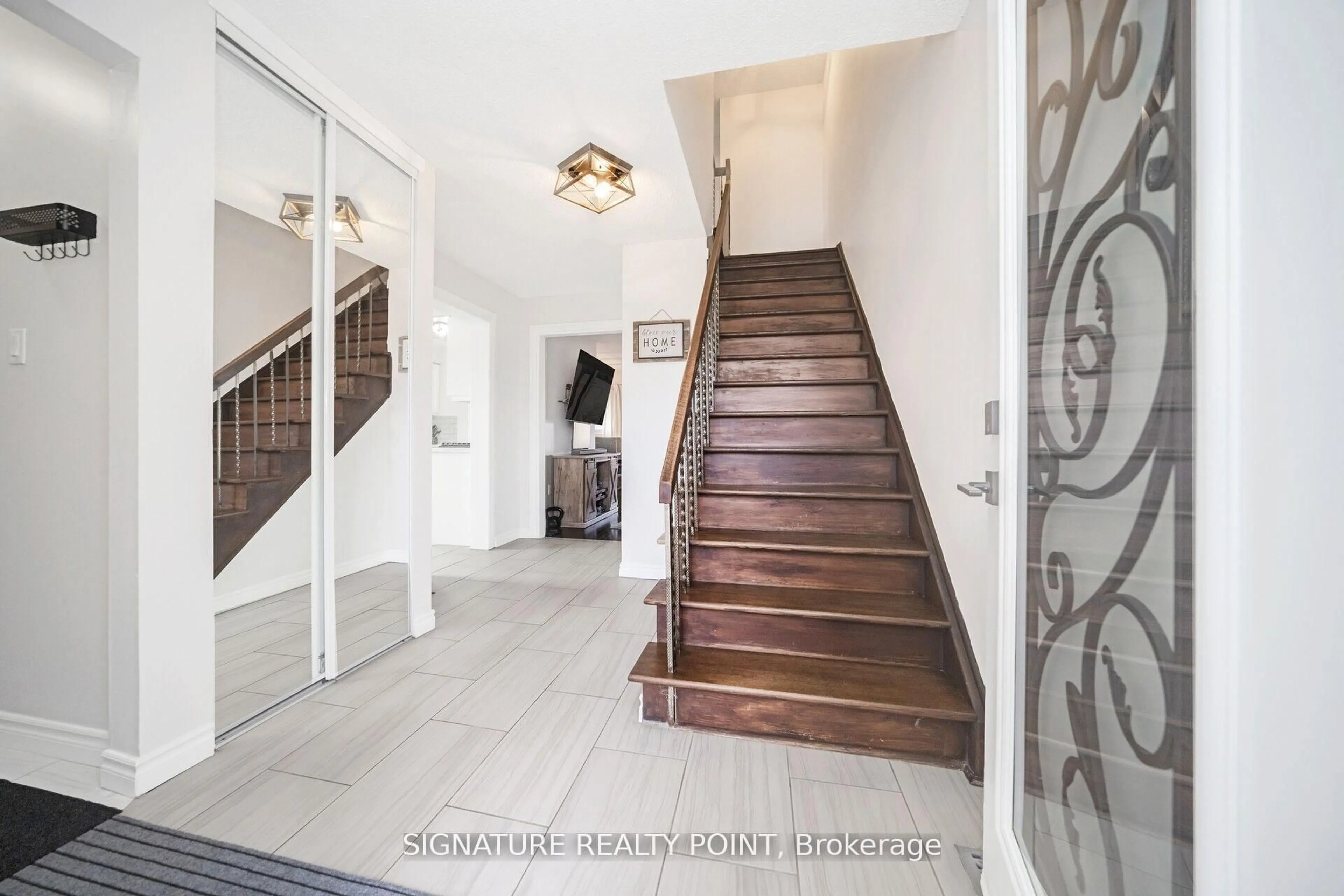 Indoor foyer for 222 Simmons Blvd, Brampton Ontario L6V 3Y1