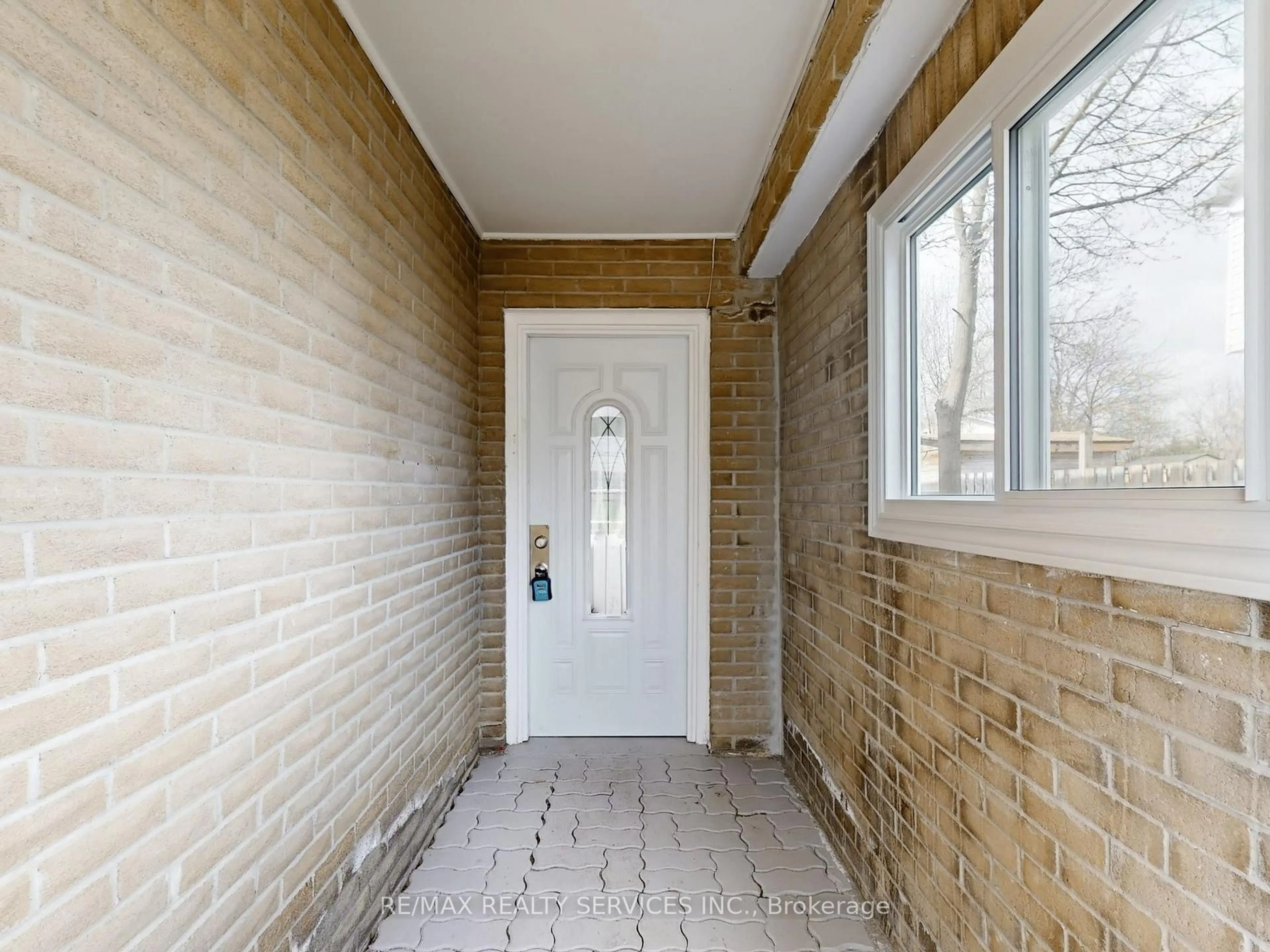 Indoor entryway for 9 Glenridge Rd, Brampton Ontario L6S 1N2